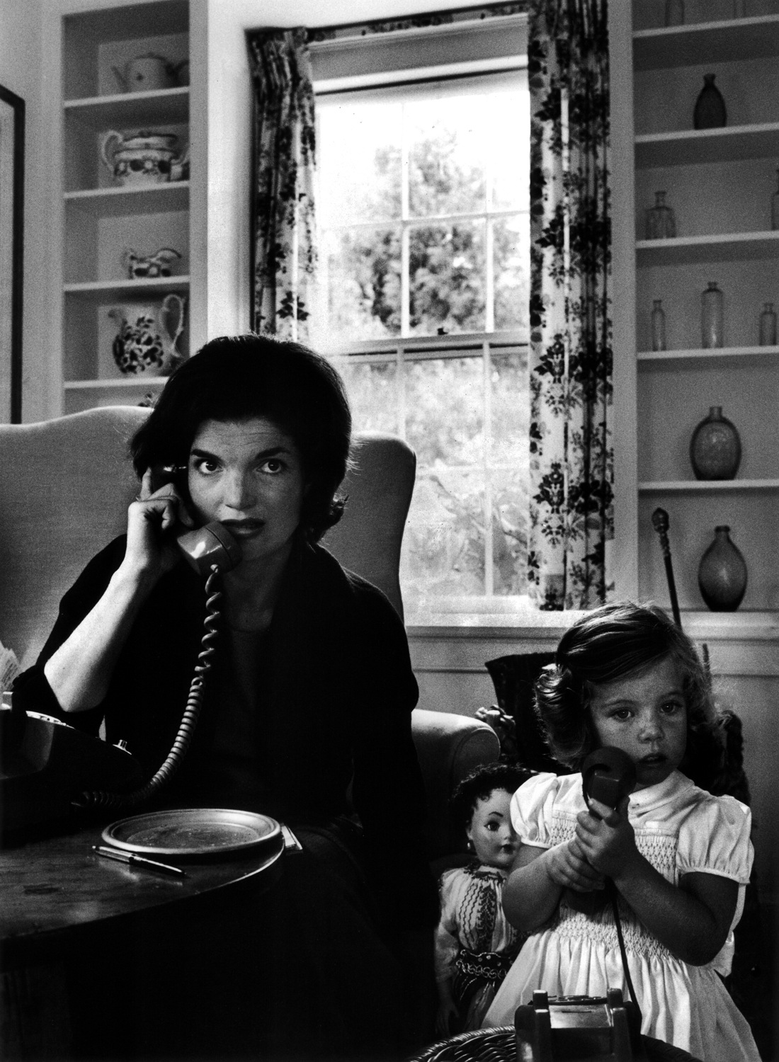queence Acrylglasbild »Jackie Kennedy mit Kind«, Schwarz-Weiß-Frau-Stars-Portrait-Foto-Film-Filmfiguren-Filmszene, Fine Art-Print in Galeriequalität