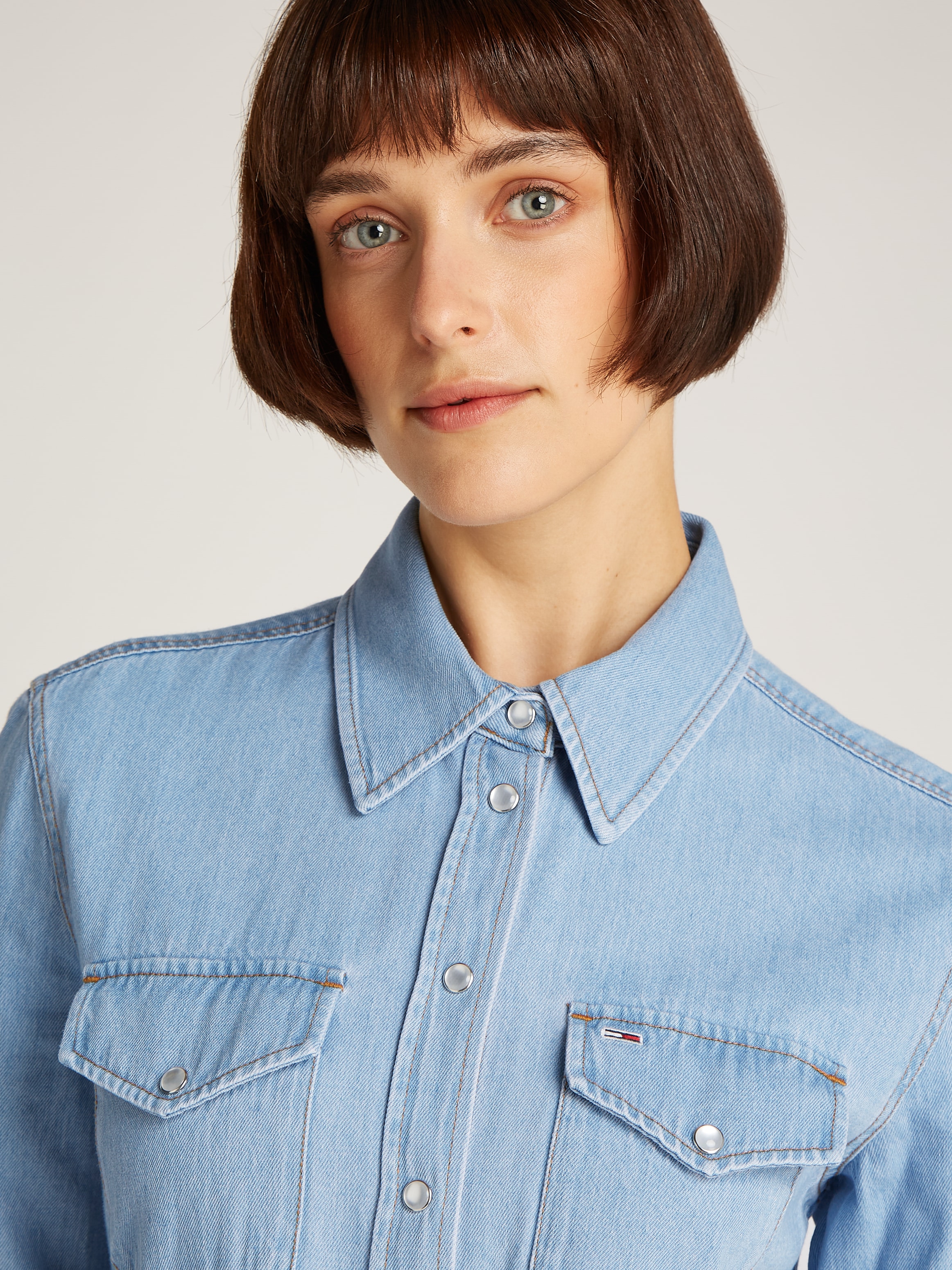 Tommy Jeans Hemdblusenkleid »REGULAR SHIRT DRESS EXT«, mit Brusttaschen, Logostickerei