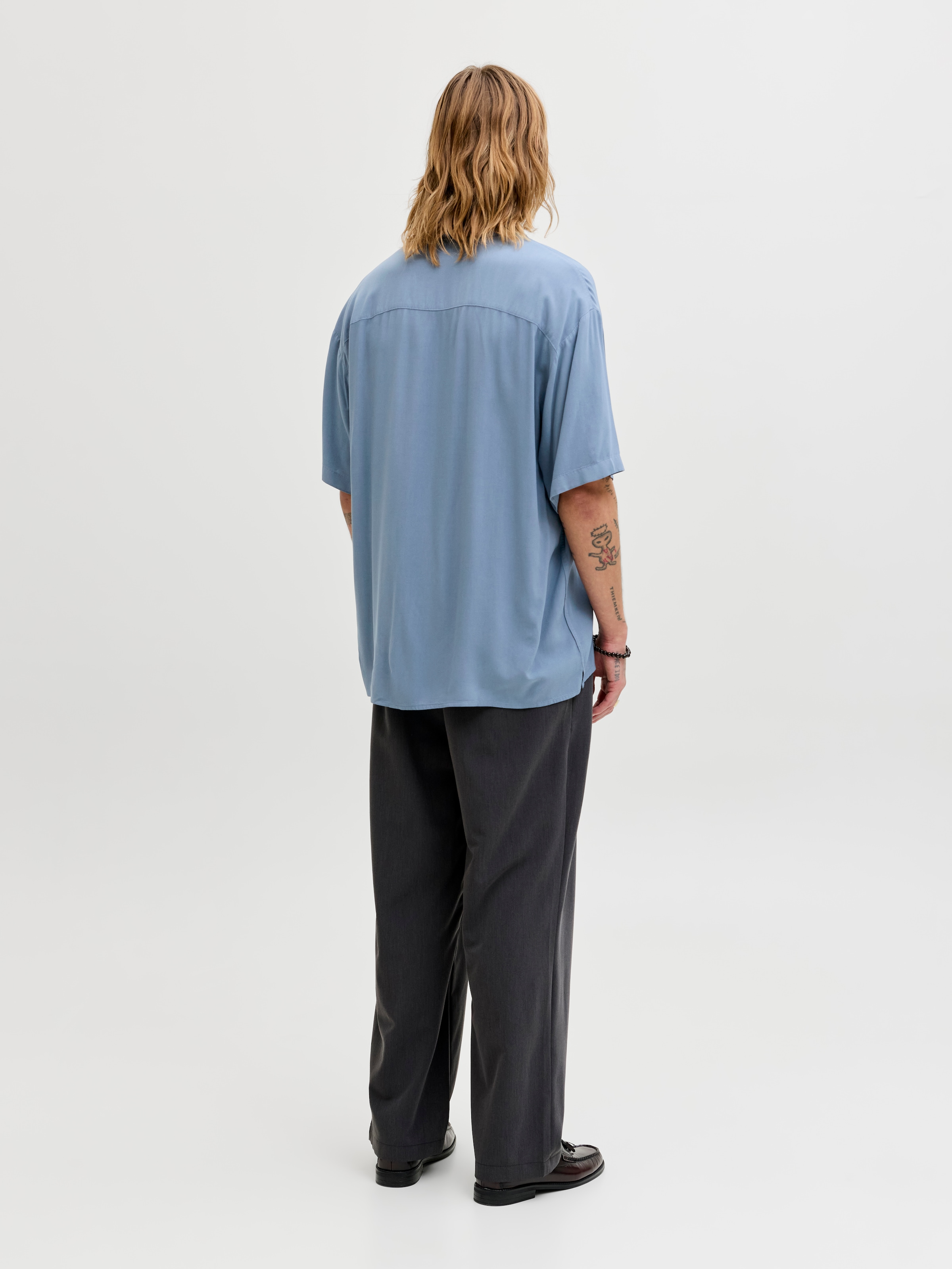 Jack & Jones Kurzarmhemd »JJEJEFF RESORT SOLID SHIRT SS SN« Viskose, loose fit