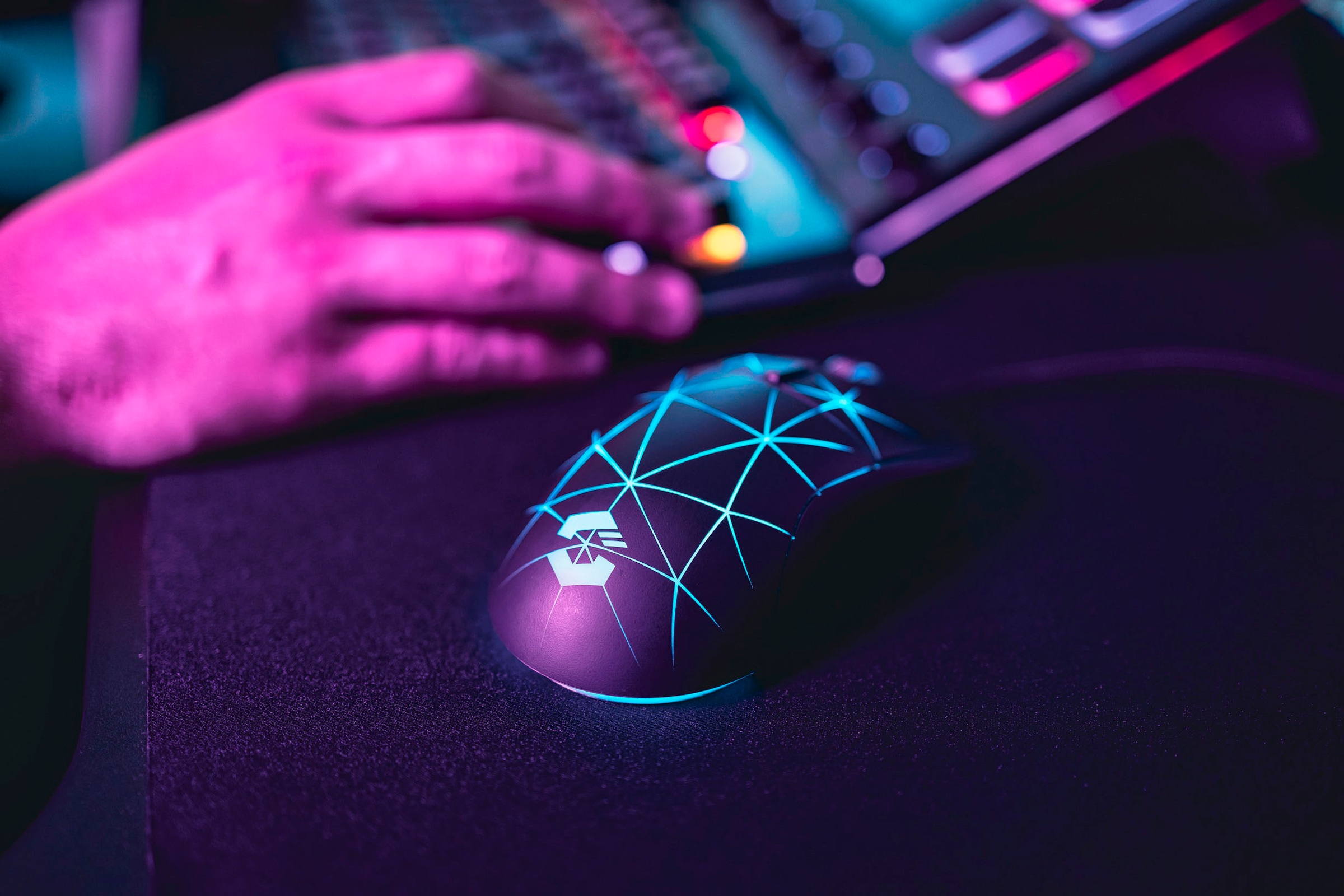 Speedlink Gaming-Maus »CORAX konfigurierbare RGB Beleuchtung, 5 programmierbare Tasten«, DPI-Schalter bis 3.200 dpi, kabelgebunden, stoffummanteltes Kabel