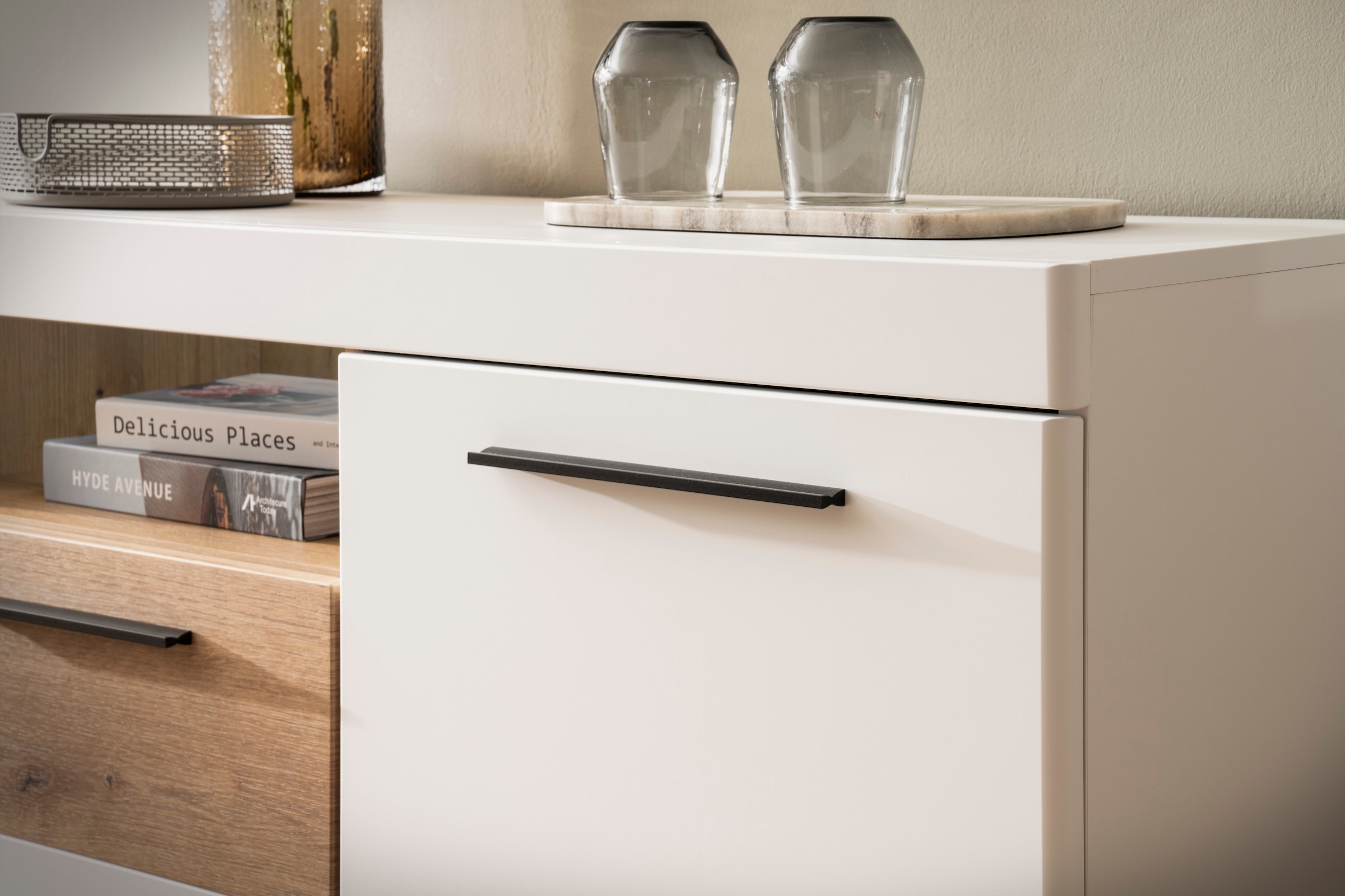 INOSIGN Sideboard »Salerno, moderner Schrank, Highboard in Weiß mit Eiche Evoke Dekor«, Metallgriffe, ausreichend Stauraum, vielseitig einsetzbar, 205cm breit