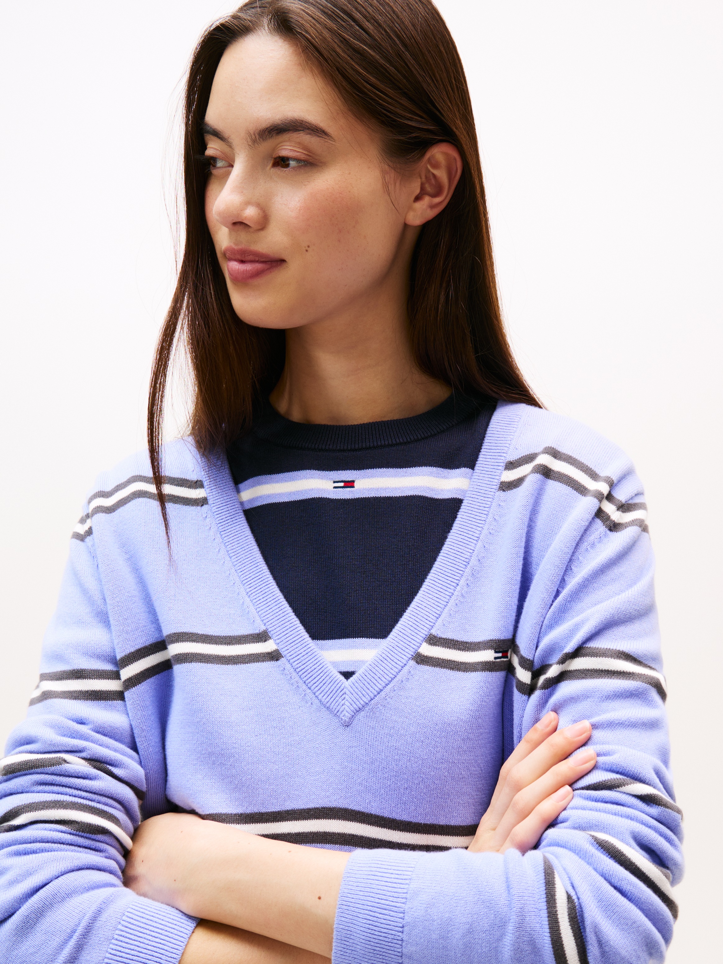 Tommy Jeans V-Ausschnitt-Pullover »TJW ESSENTIAL VNECK SWEATER EXT«, mit Logostickerei