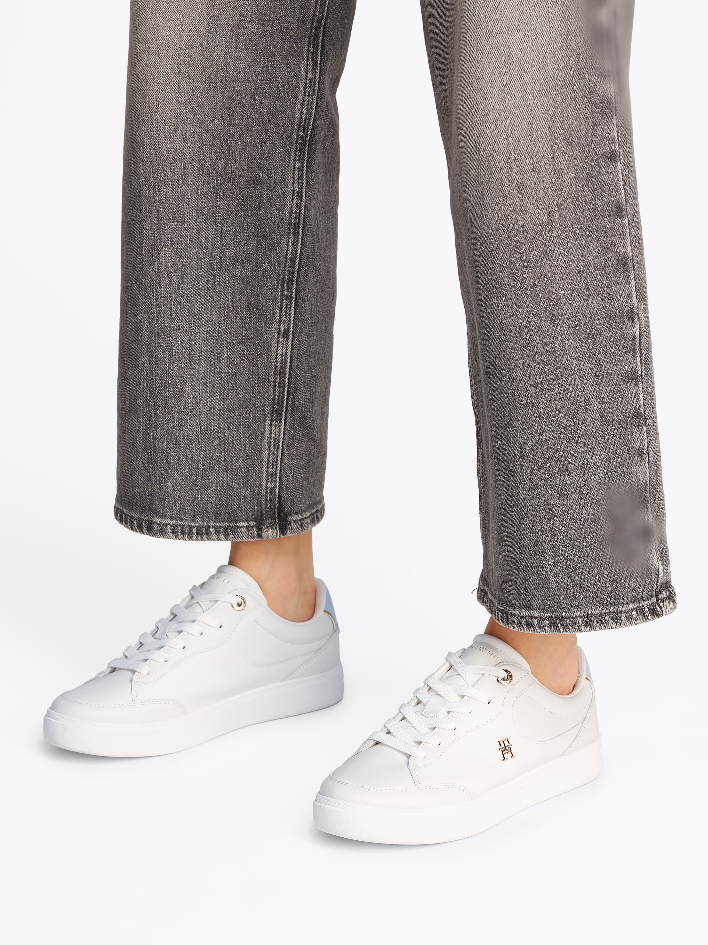 Tommy Hilfiger Plateausneaker »ESSENTIAL CHIC COURT SNEAKER«, Freizeitschuh, Schnürschuh, Halbschuh mit TH-Schmuckelement