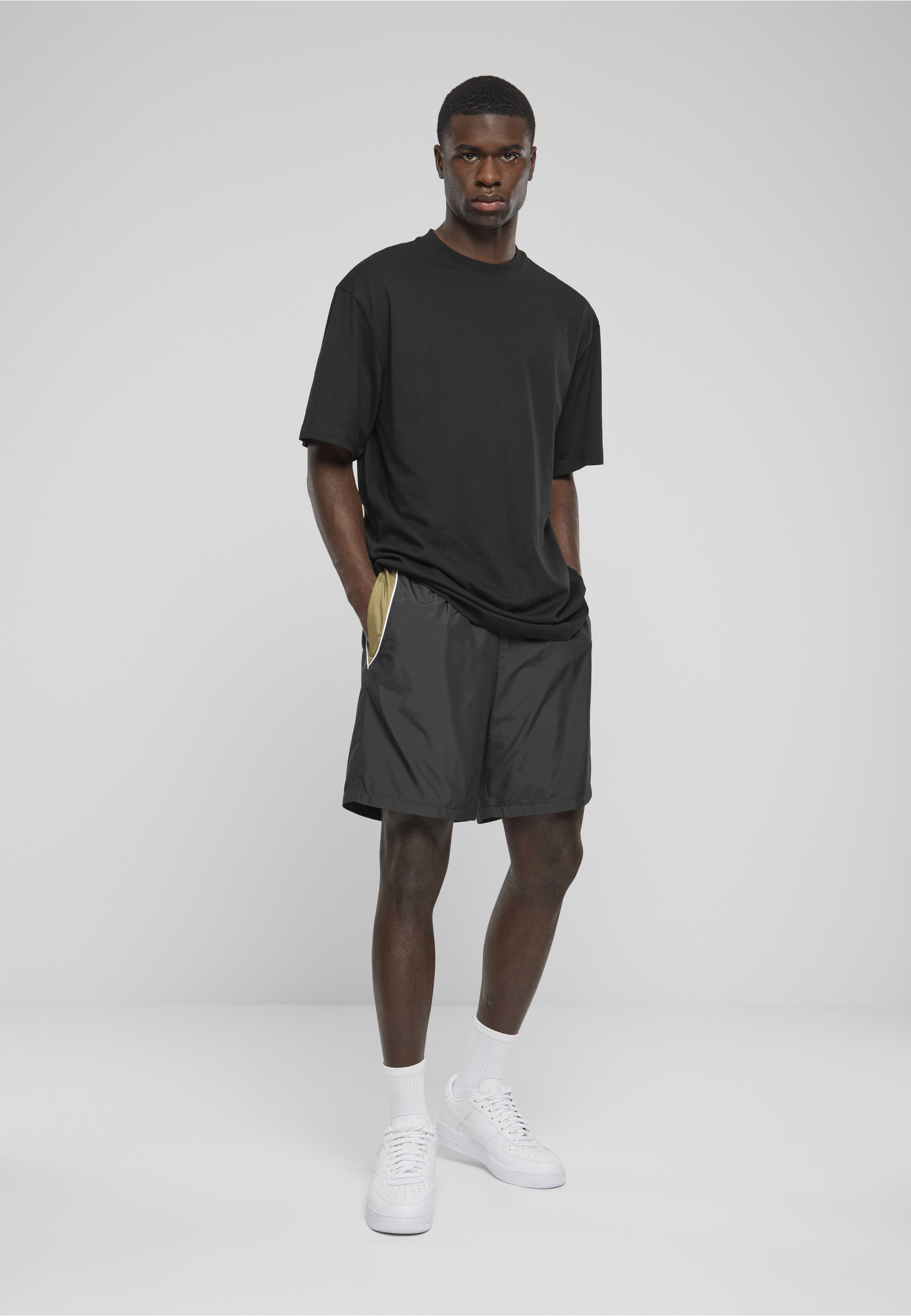 URBAN CLASSICS Sweatshorts »Urban Classics Herren Piped Track Shorts«