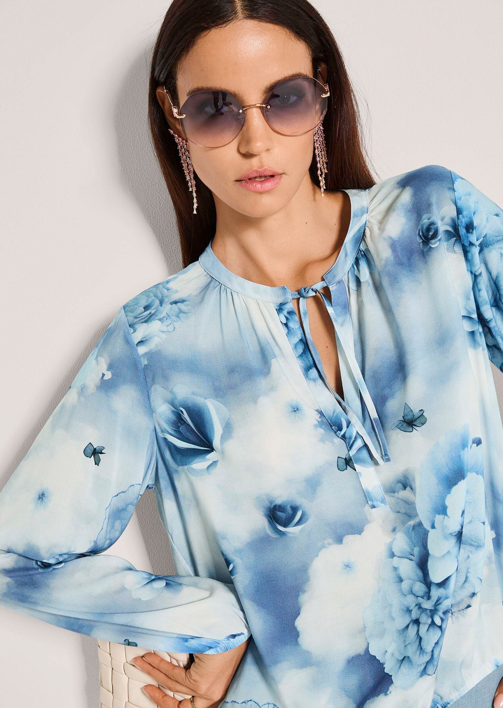 MADELEINE Langarmbluse »Blusenshirt Druckbluse mit floralem Aquarellprint« Ausschnitt mit Bindeband