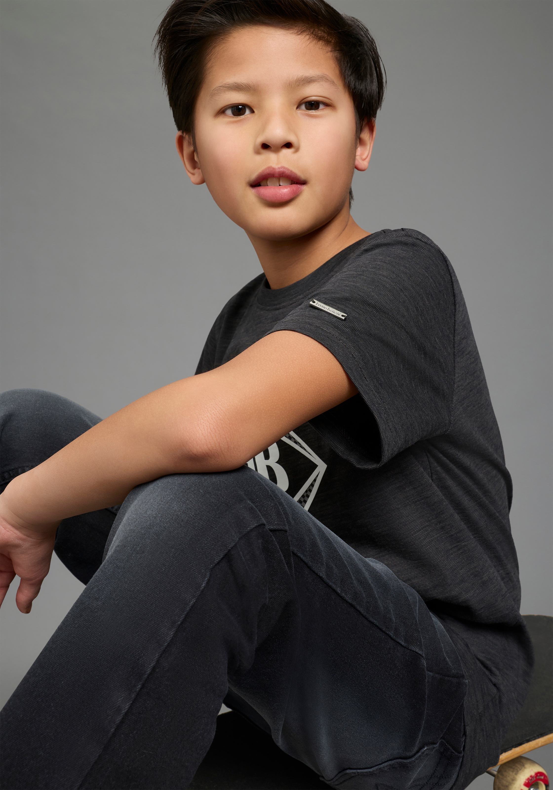 Thumbnail - Bruno Banani T-Shirt "In modischer Melangeware und Logo-Print" Basic Passform, Kurzarm, Rundhalsausschnitt, aus Baumwoll...