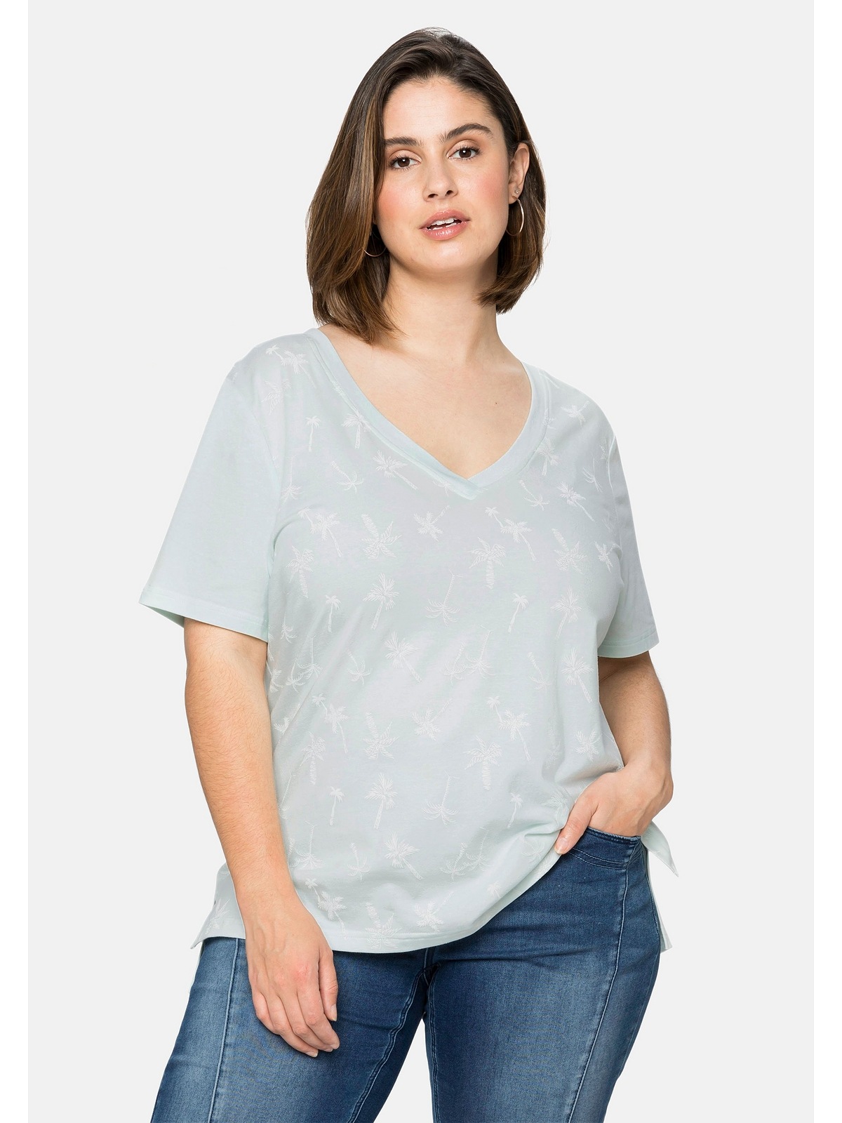 Sheego T-Shirt »Große Größen«, mit tiefem V-Ausschnitt und Palmenprint vorn