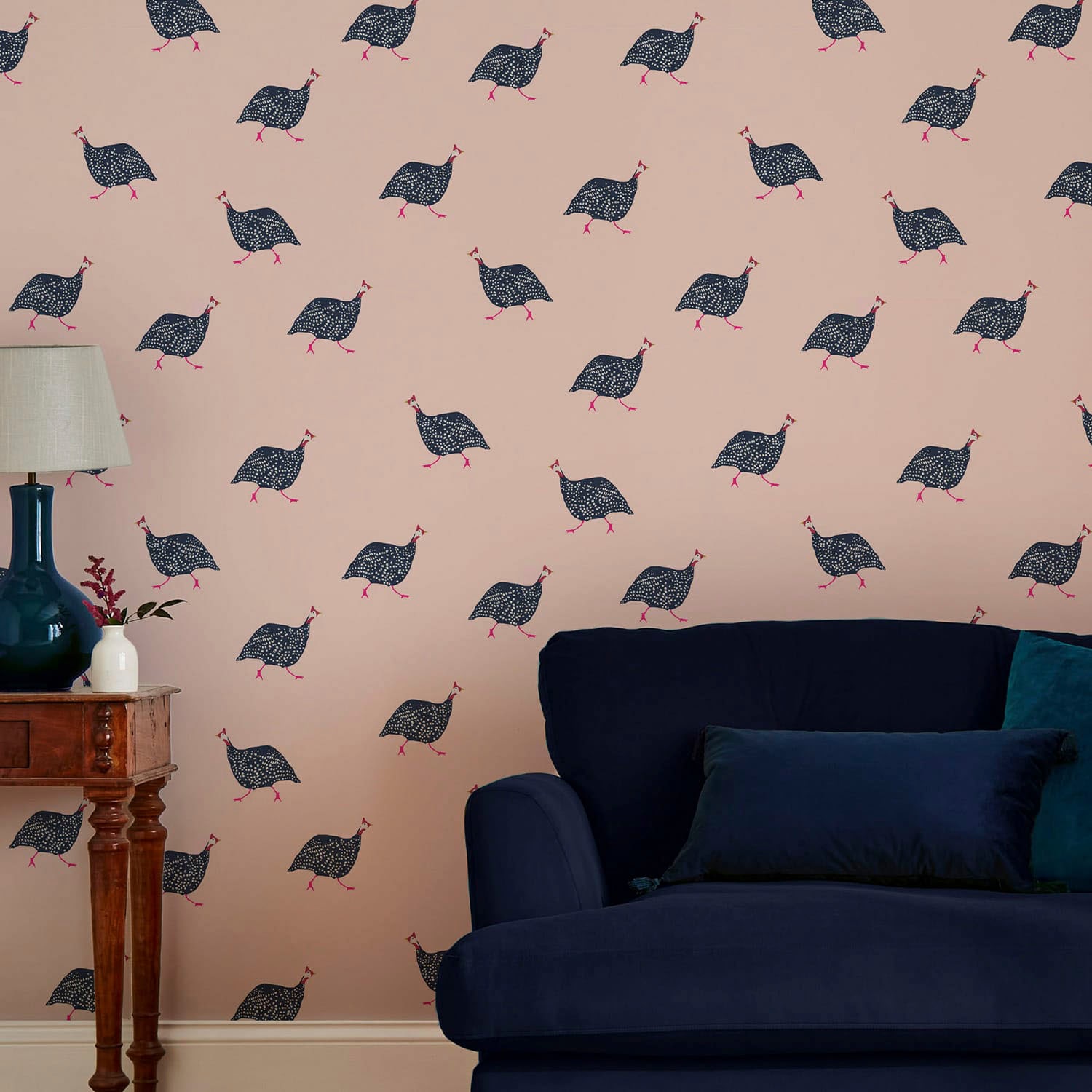 Joules Vliestapete "Guinea Fowl Blush Pink" glatt animal print