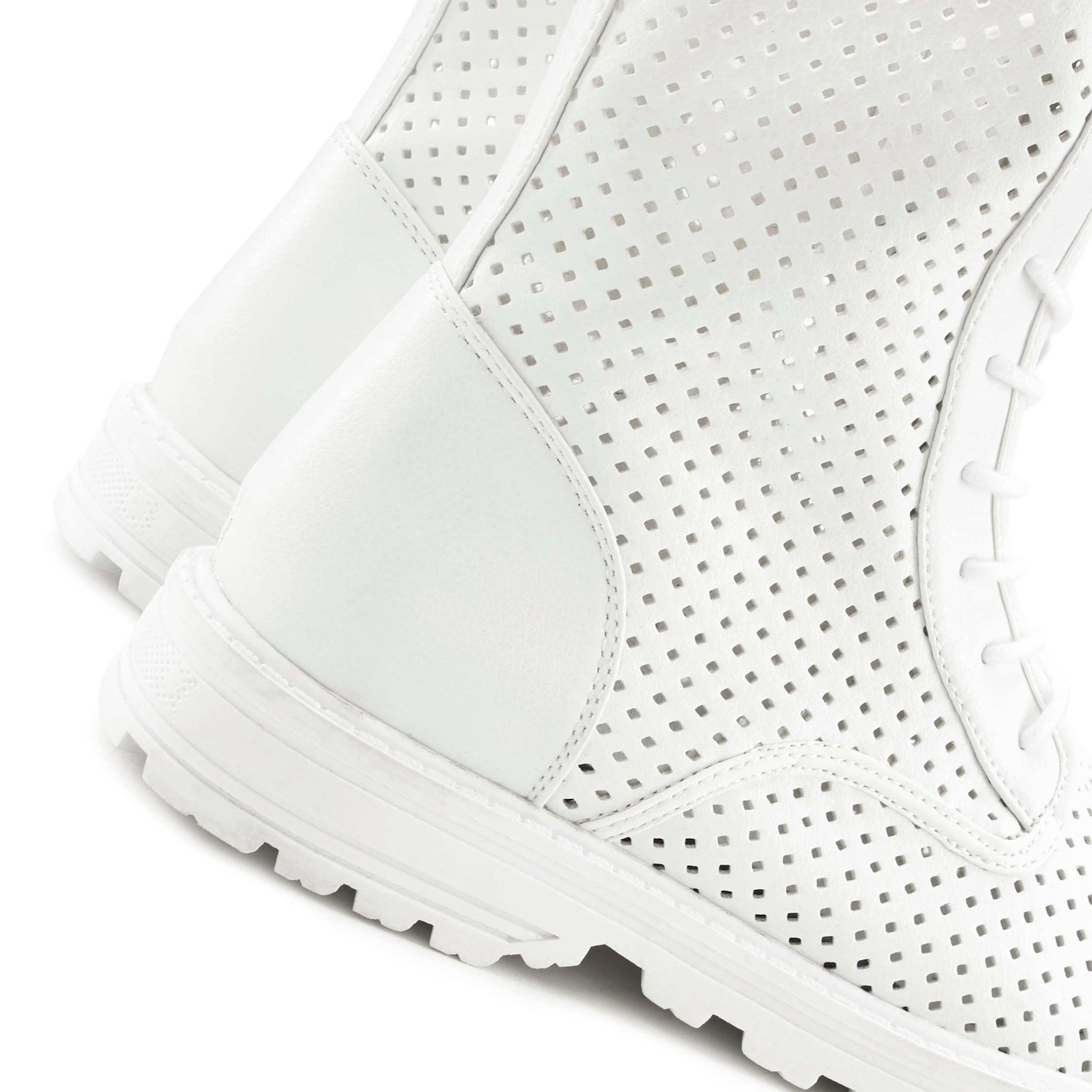 Stiefelette LASCANA, Damen, Gr. 44, weiß, Obermaterial: 100% Lederimitat. Decksohle: 100% Textilmaterial. Futter: 100% Textilmaterial. Laufsohle: 100% Synthetik, unifarben, Schuhe Stiefelette, zum Schnüren mit modischen Cut-Outs, Stiefel, Boots, High-Snea 3