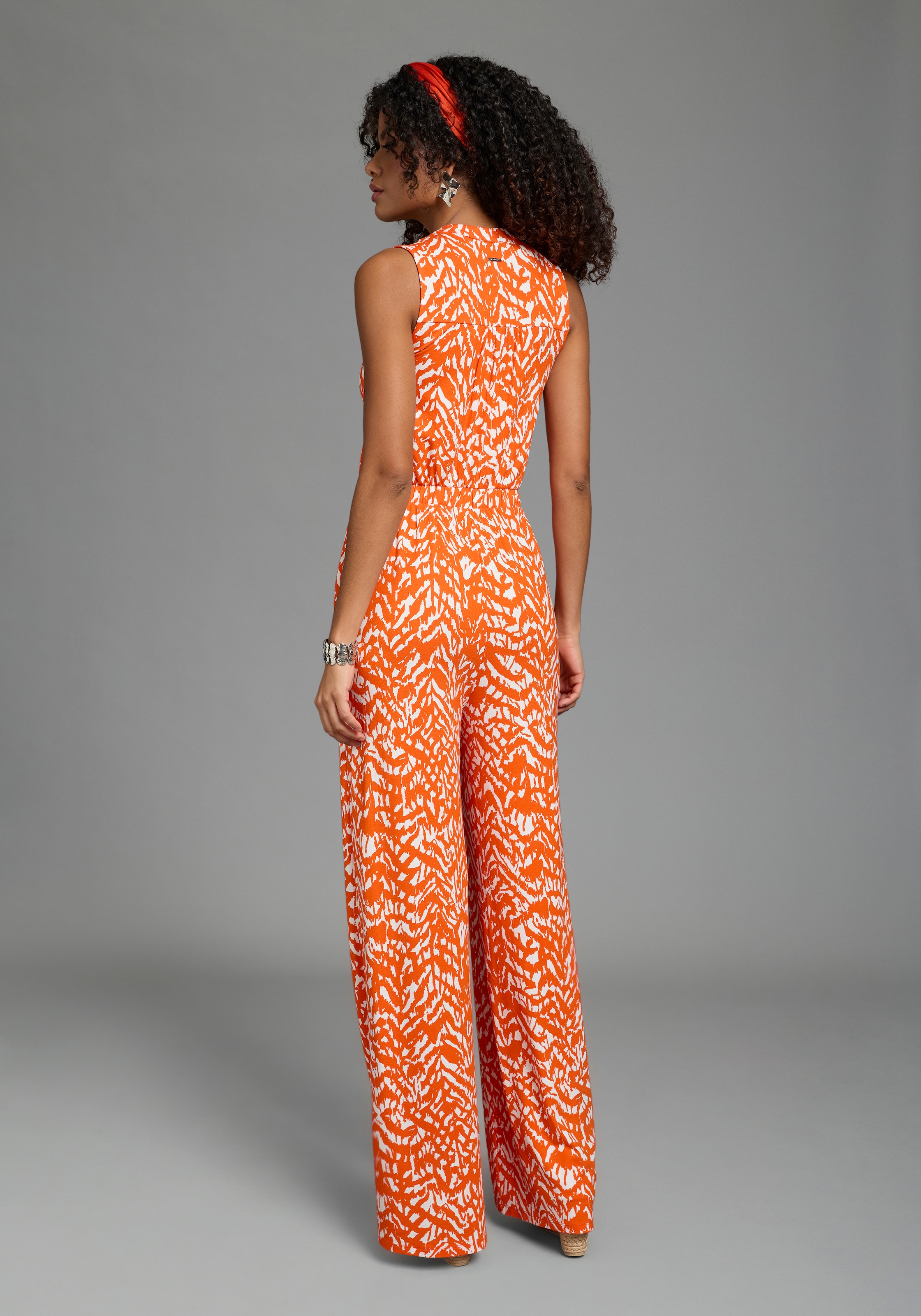 Laura Scott Jumpsuit mit sommerlichem Muster, modisch weites Bein und Knopfleiste