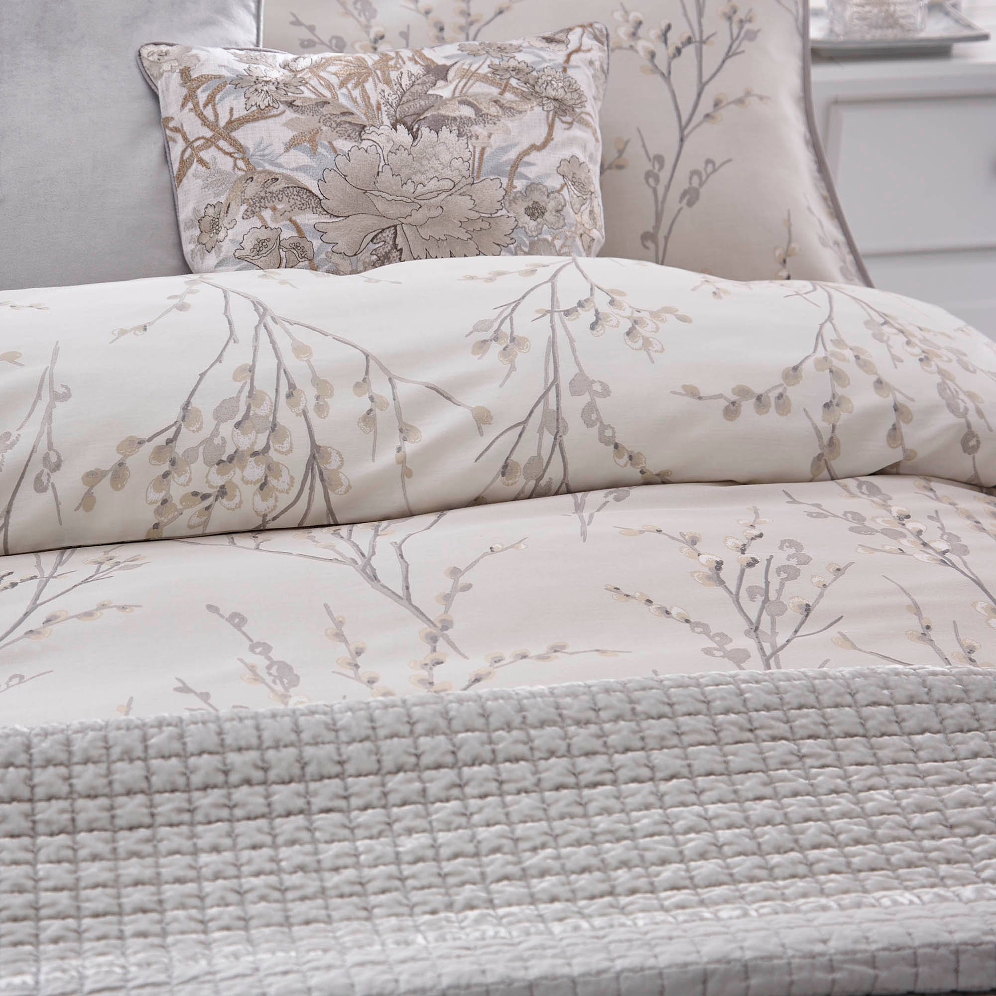 LAURA ASHLEY Bettwäsche »Pussy Willow, aus Baumwoll-Satin« 3 tlg. tlg. mit floralem Muster, inkl 2 Kissenbezüge