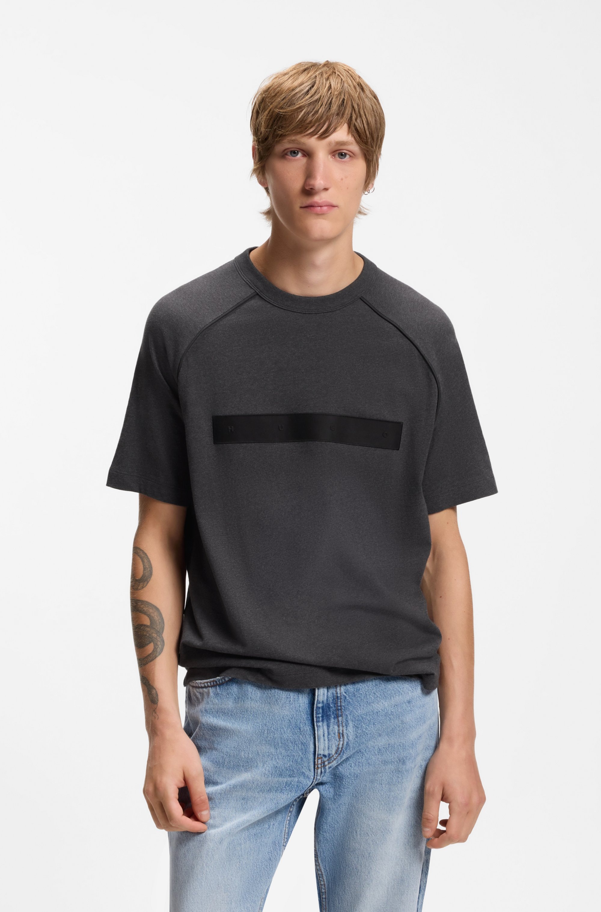 HUGO T-Shirt "Dalik" Rundhalsausschnitt, Relaxed Fit, großer Badge