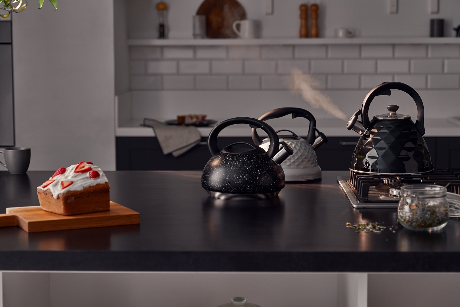 RESTO Kitchenware Wasserkessel »Almaaz, im Geschenkkarton«, Edelstahl 18/10, (2 tlg.), Flötenkessel, geeignet für alle Herdarten, auch Induktion