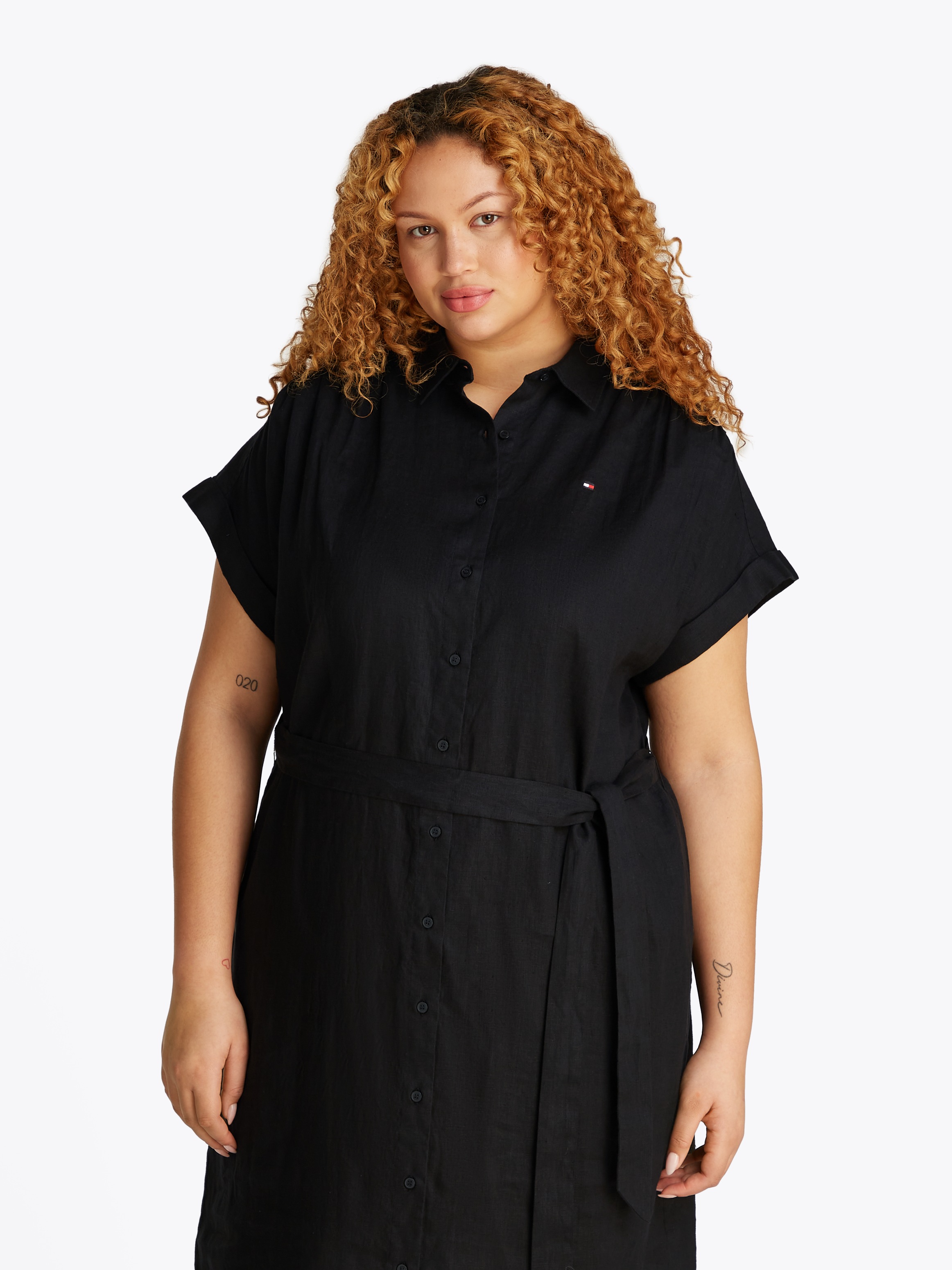 Thumbnail - Tommy Hilfiger Curve Midikleid "CRV ESS LI BELTED S/S MIDI DRESS" in Großen Größen, mit Gürtel, Logostickerei