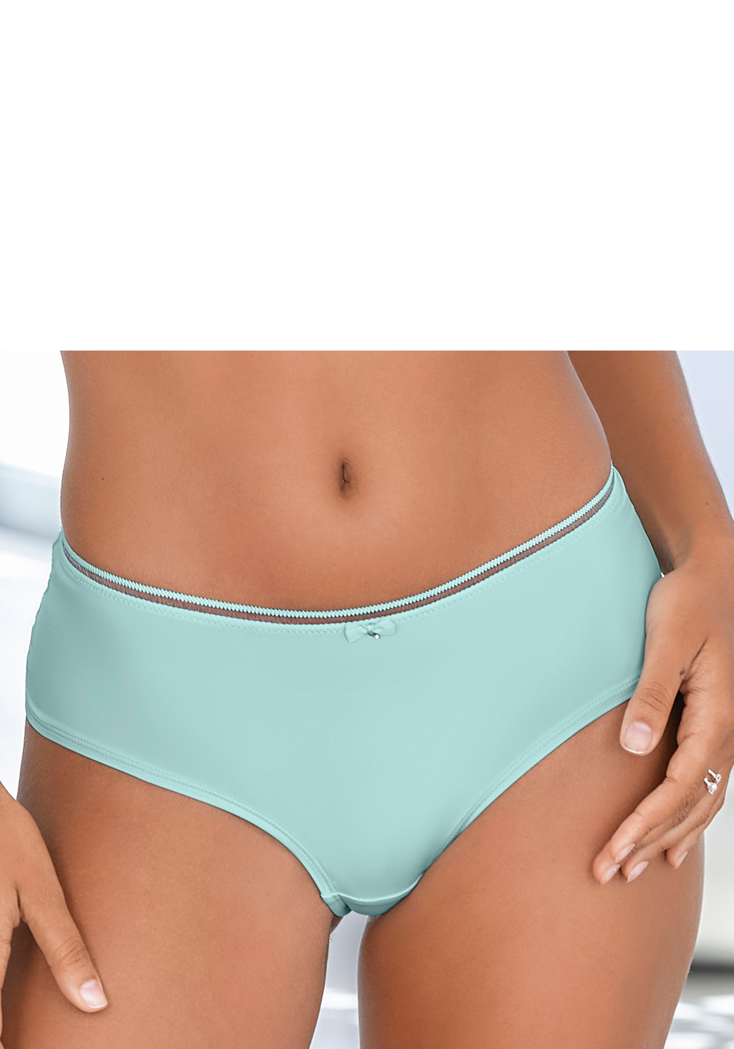 LASCANA Panty "Tiziana" mit modischer Zierkante und hübschen Accessoires