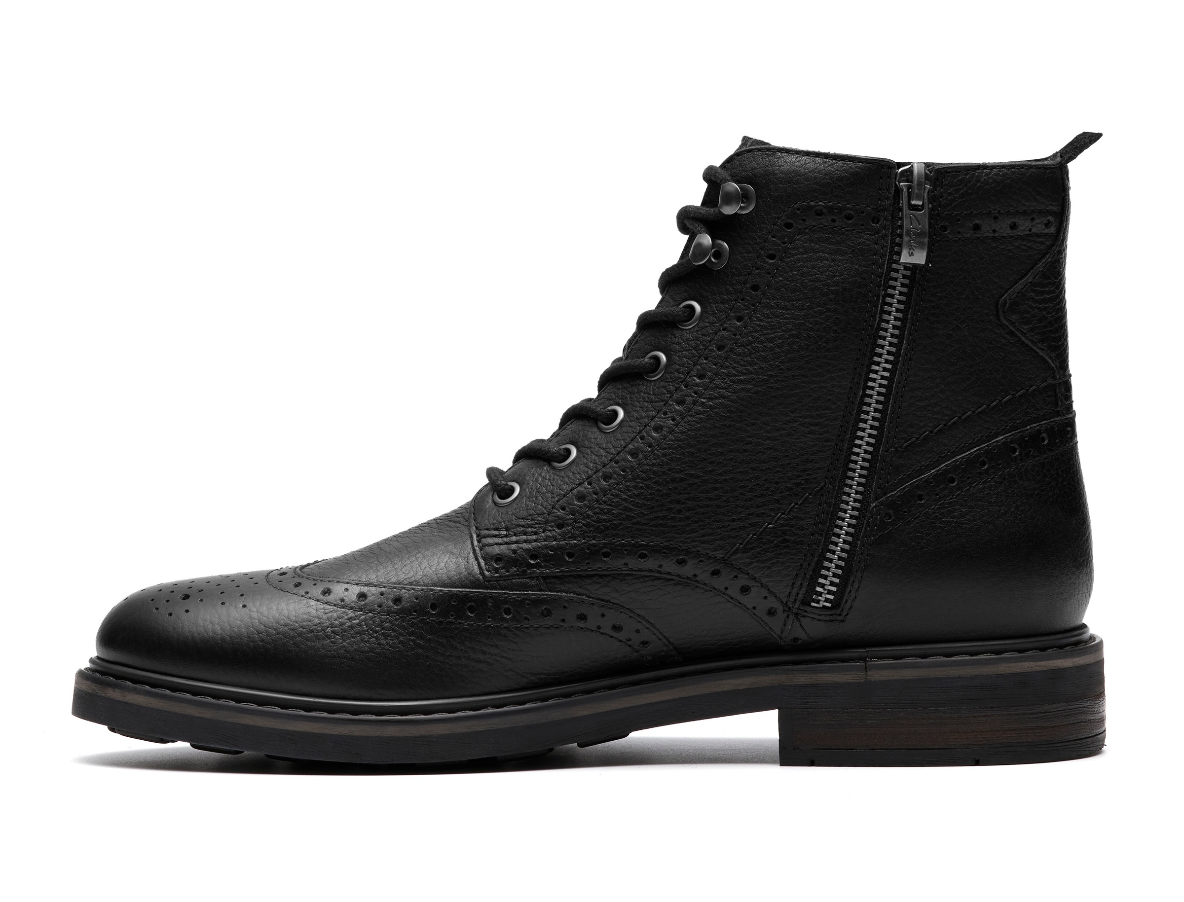 Clarks Schnürstiefelette »Newford«, Budapester, Schnürboots mit elegantem Blockabsatz