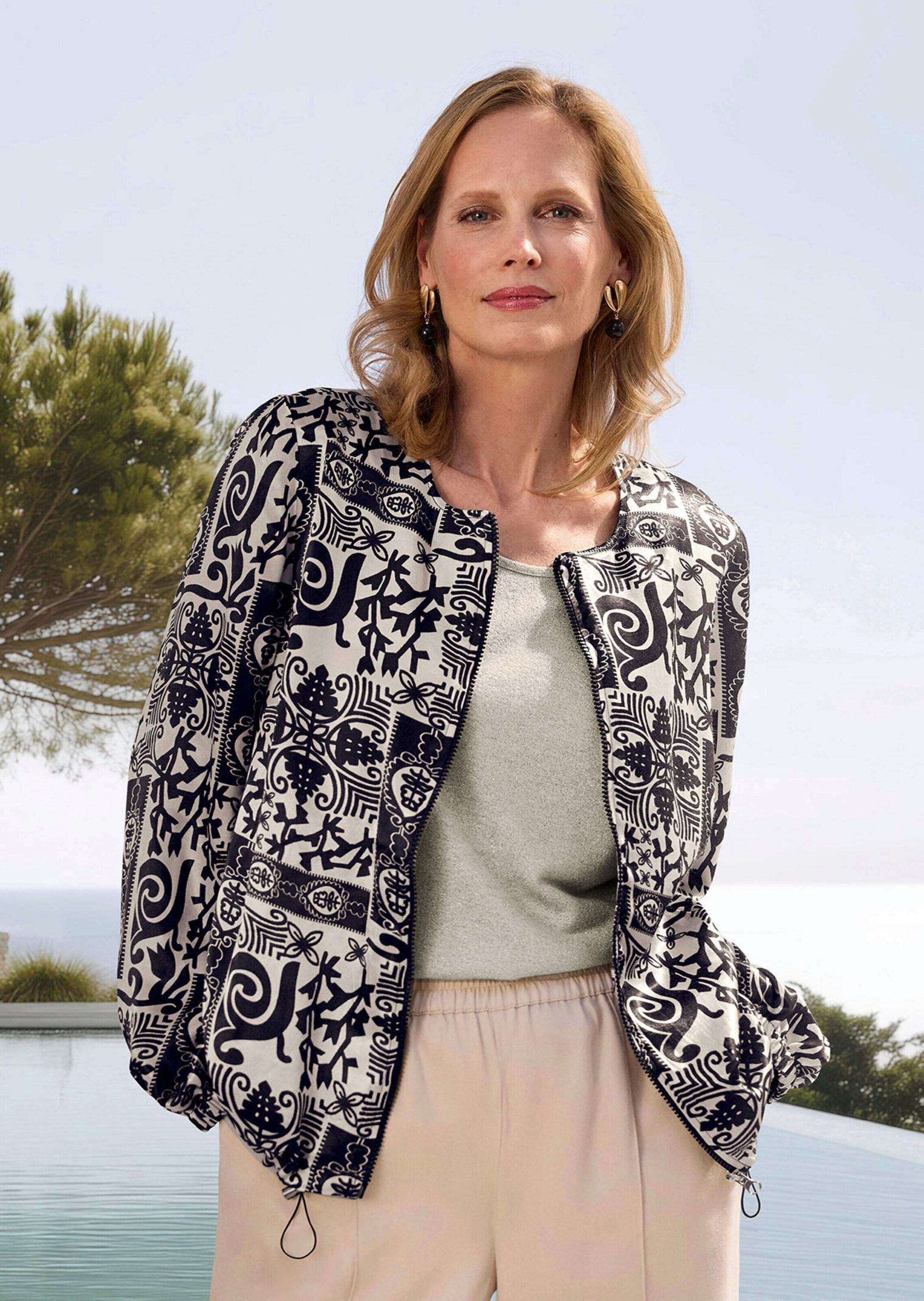 GOLDNER Kurzjacke "Satinjacke mit Aztekenmuster" Kordelzug am Saumabschluss günstig online kaufen