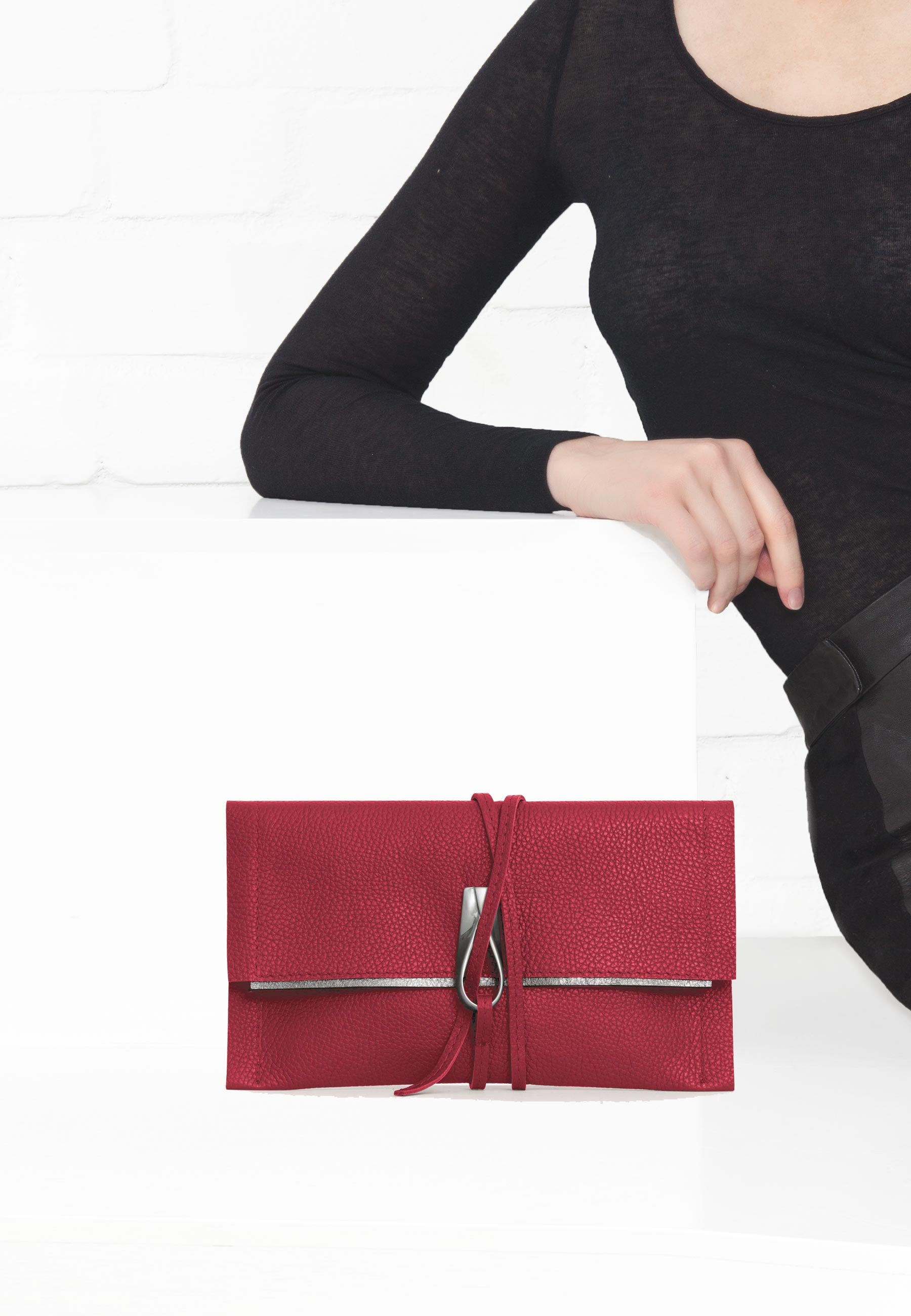 GRETCHEN Clutch »Opal Loop«, mit eleganter Metall-Schleife