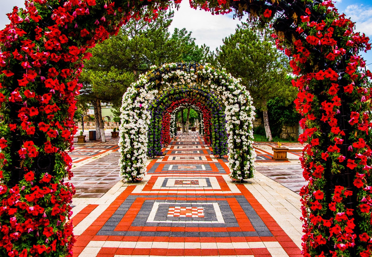 Papermoon Fototapete "Blumenbögen Weg"