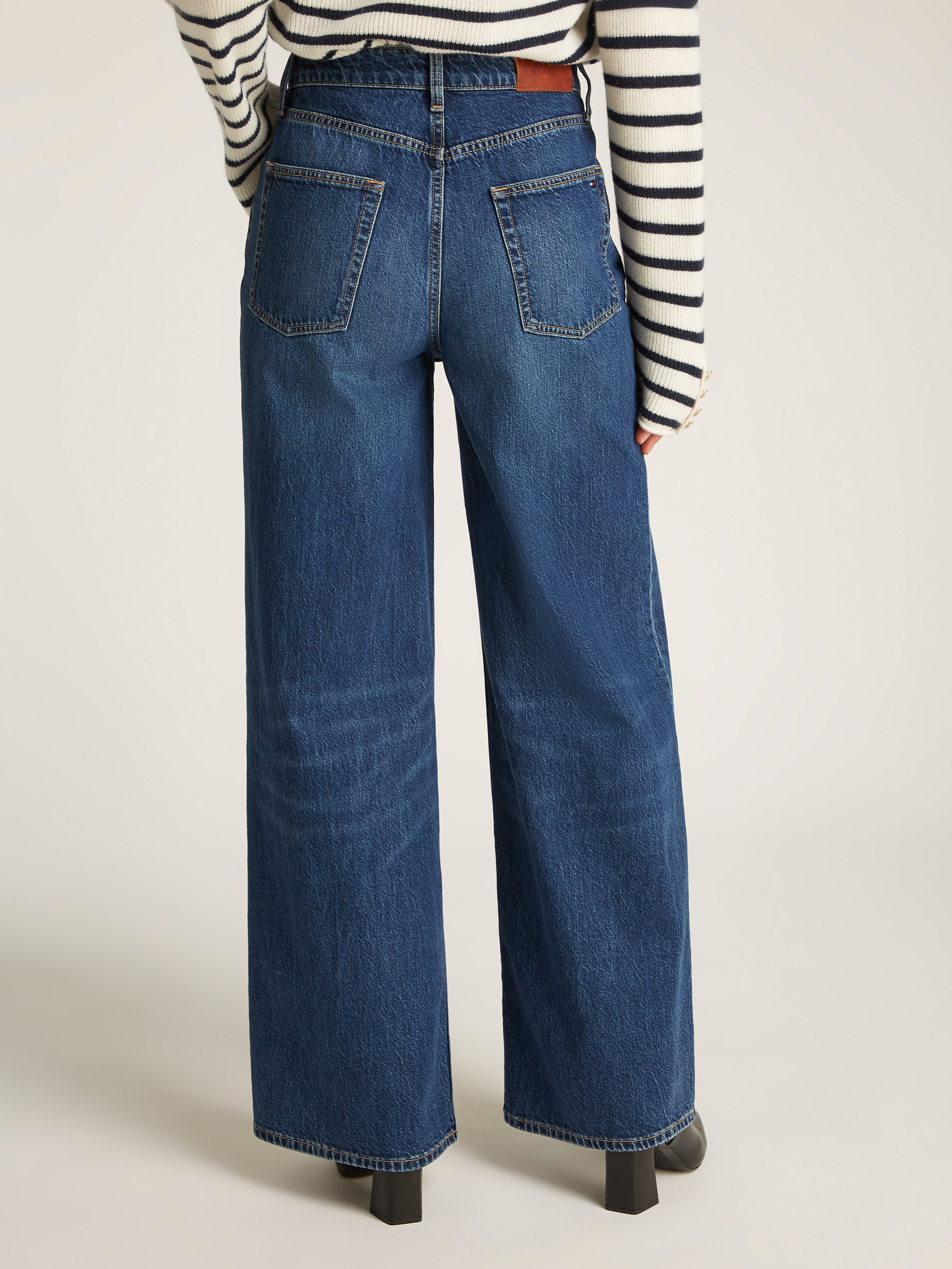 Tommy Hilfiger Weite Jeans »WIDE LEG HW LOU«, mit Logo-Badge, mit Nieten, mit Bügelfalten