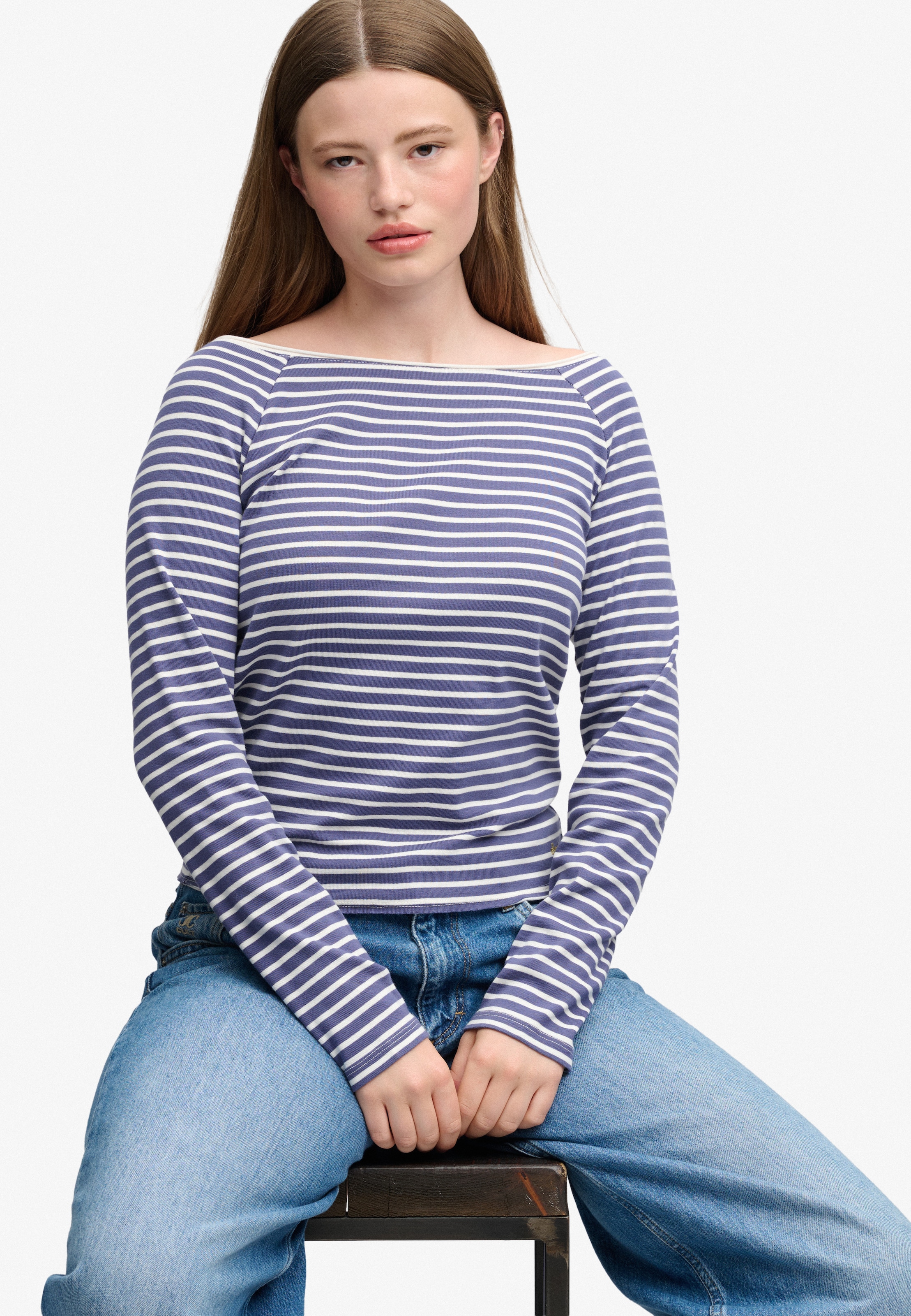 Superdry Langarmshirt »BARDOT OFF SHOULDER TOP« mit U-Boot Ausschnitt und Wellenkante am Bund, gesticktes Logo am Saum
