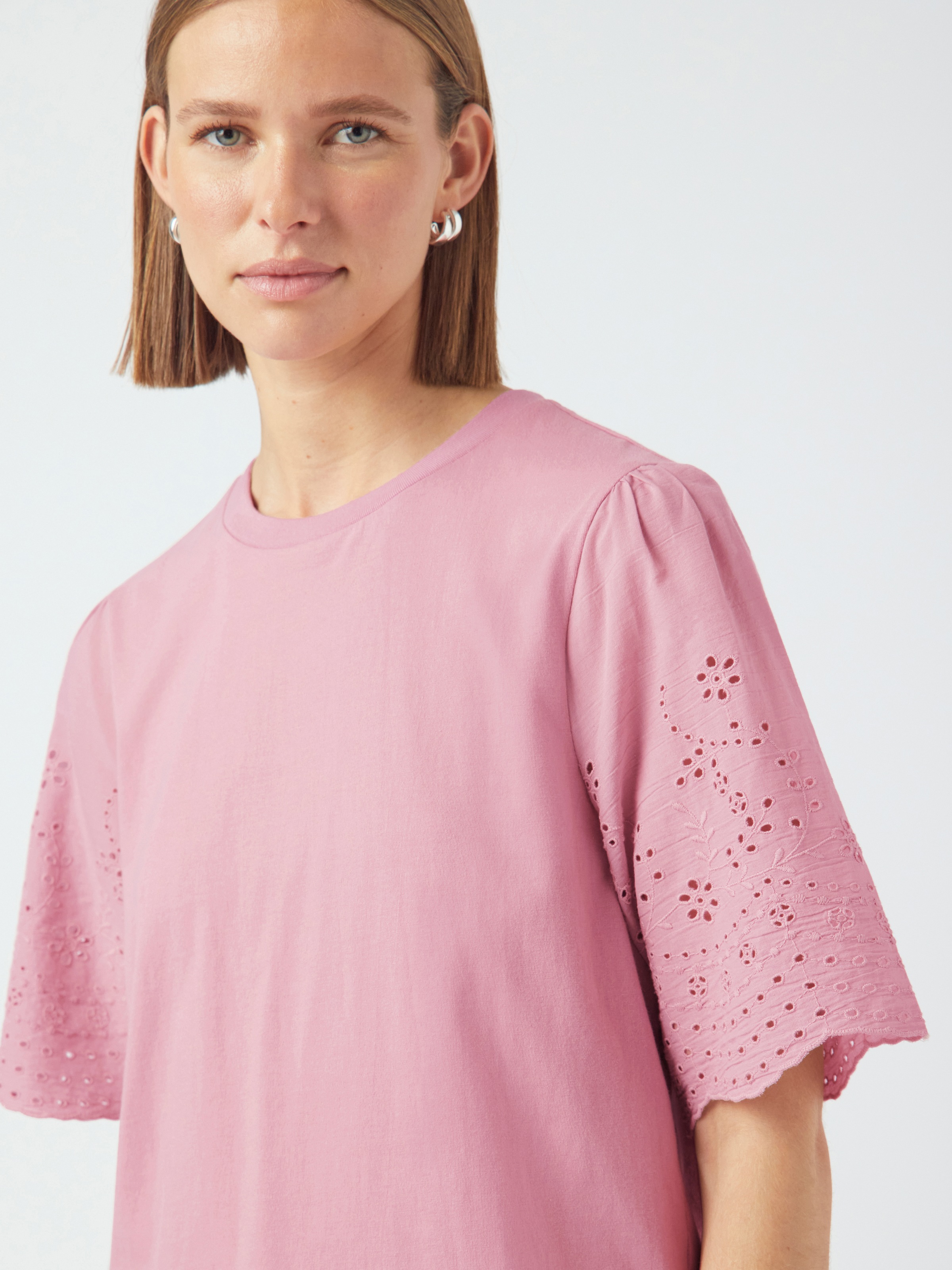 Y.A.S Kurzarmshirt "YASLEX SS TOP W. EMB SLEEVES S. NOOS" mit Lochstickerei günstig online kaufen
