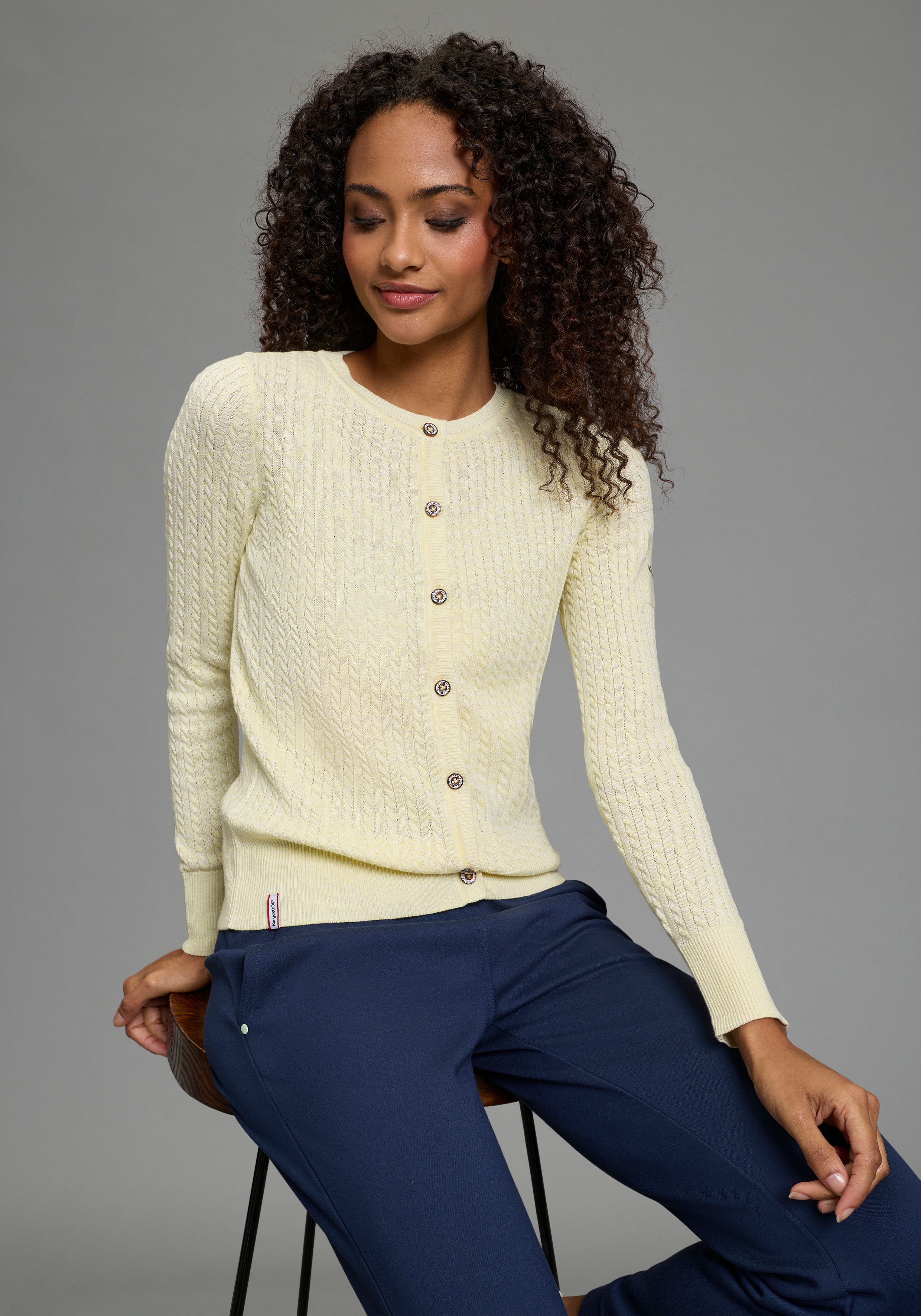 KangaROOS Strickjacke hüftlange Form, figurbetonte Passform, aus Feinstrick und Strick