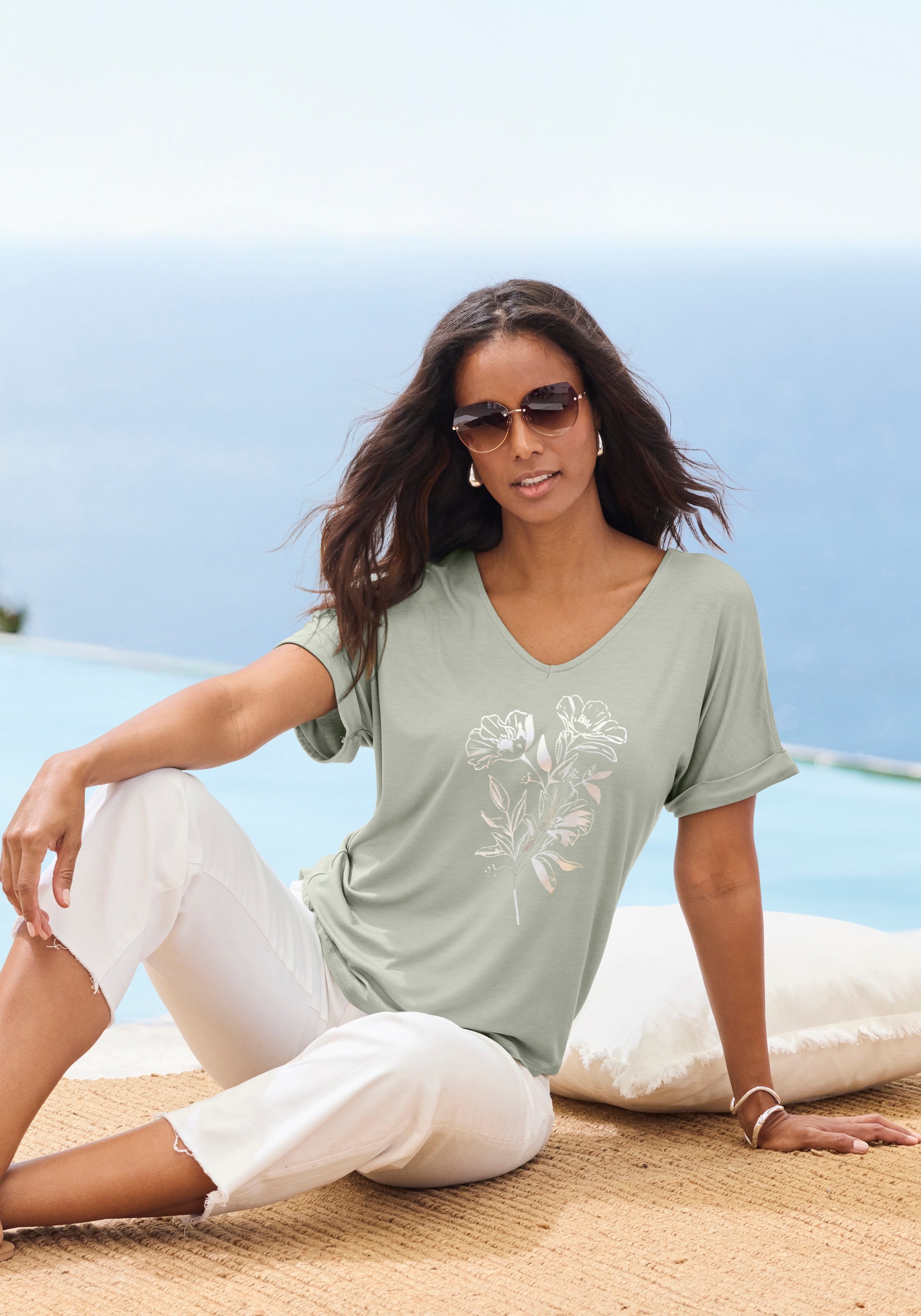 LASCANA Kurzarmshirt »mit schimmerndem Print« aus luftigem Viskose-Stretch