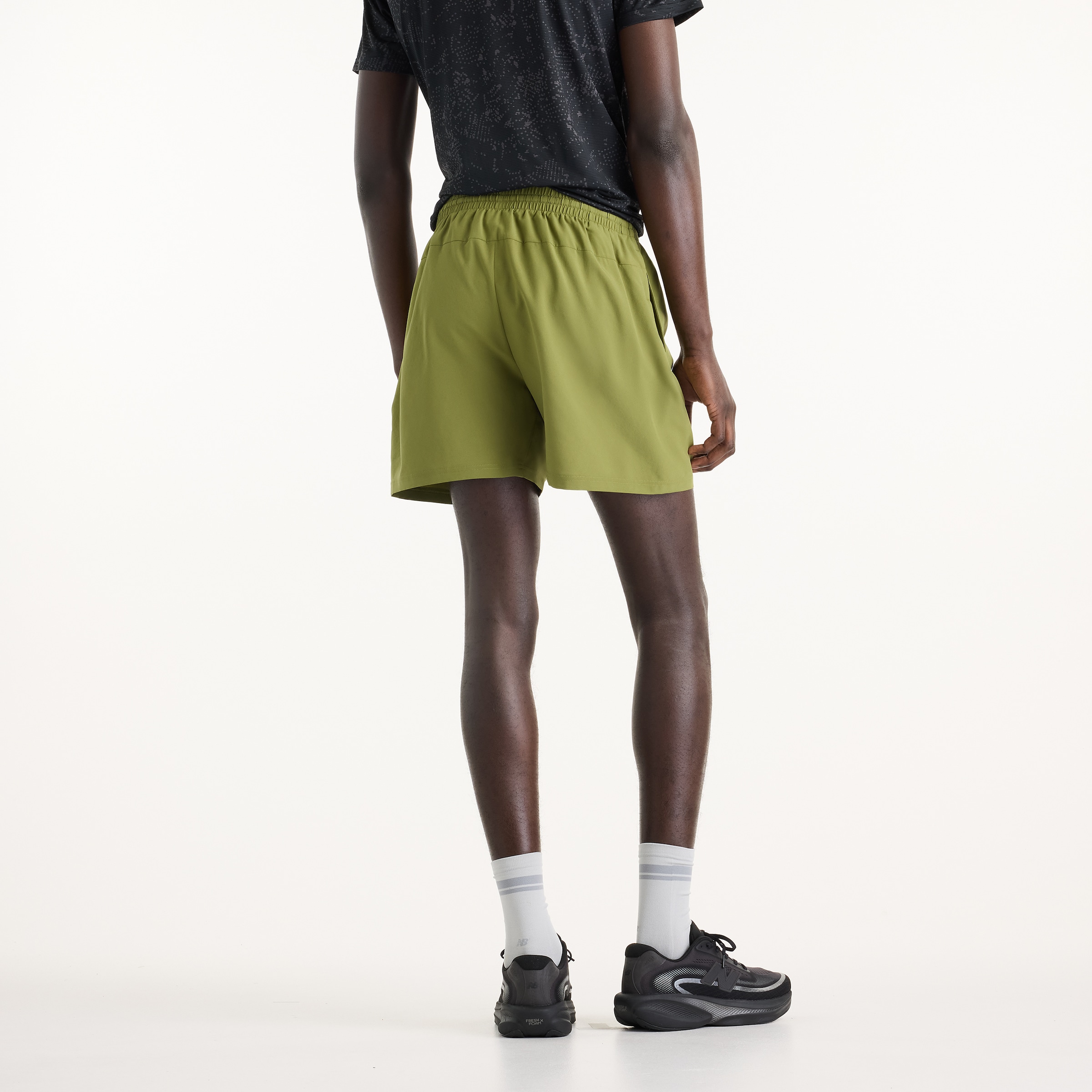 New Balance Laufshorts »SPORT ESSENTIAL SHORT 5«  für Laufen und Fitness, in sportlichem Stil, feuchtigkeitsabweisend