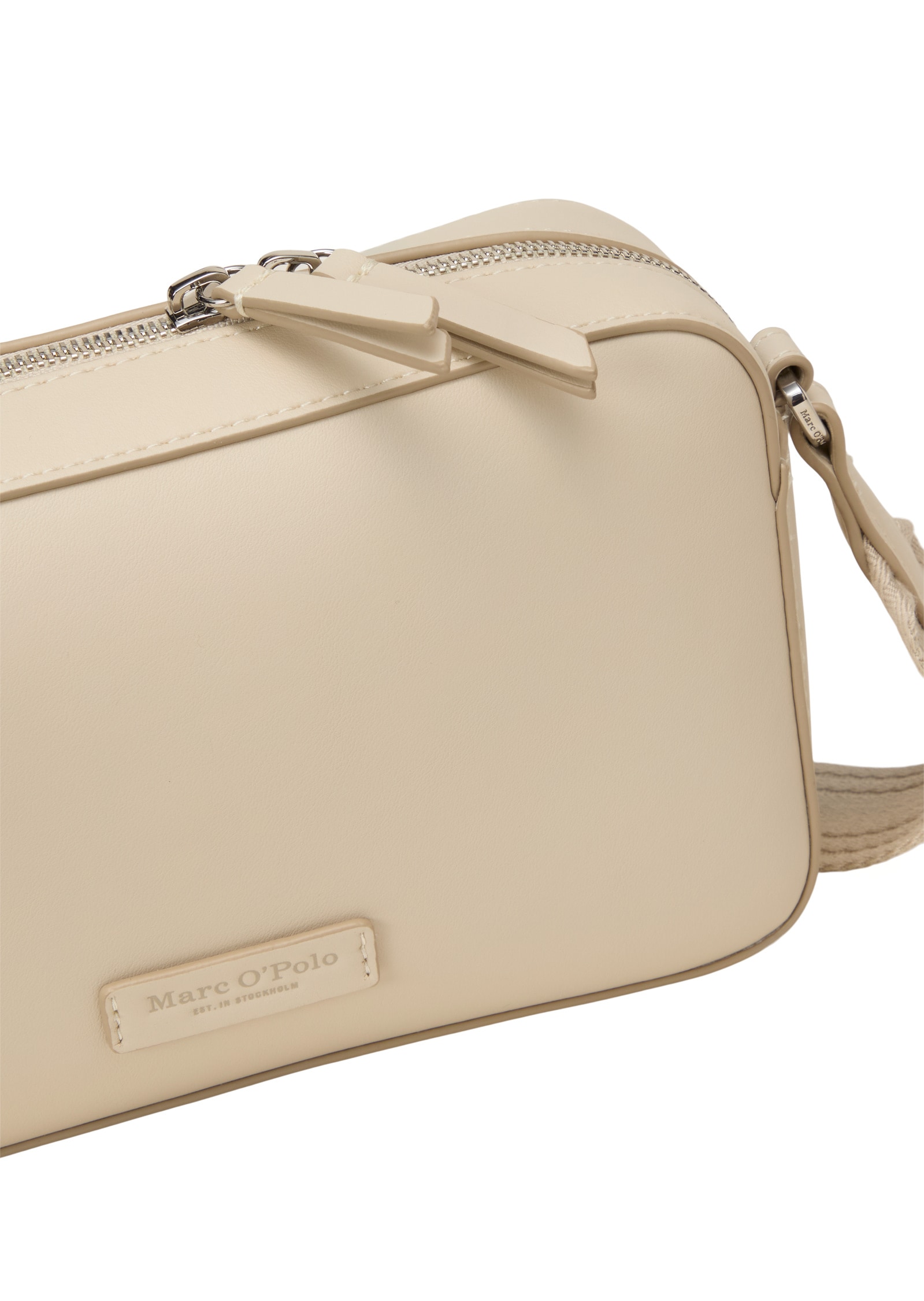 Marc O'Polo Umhängetasche »aus einer Lederalternative aus recyceltem Polyester«