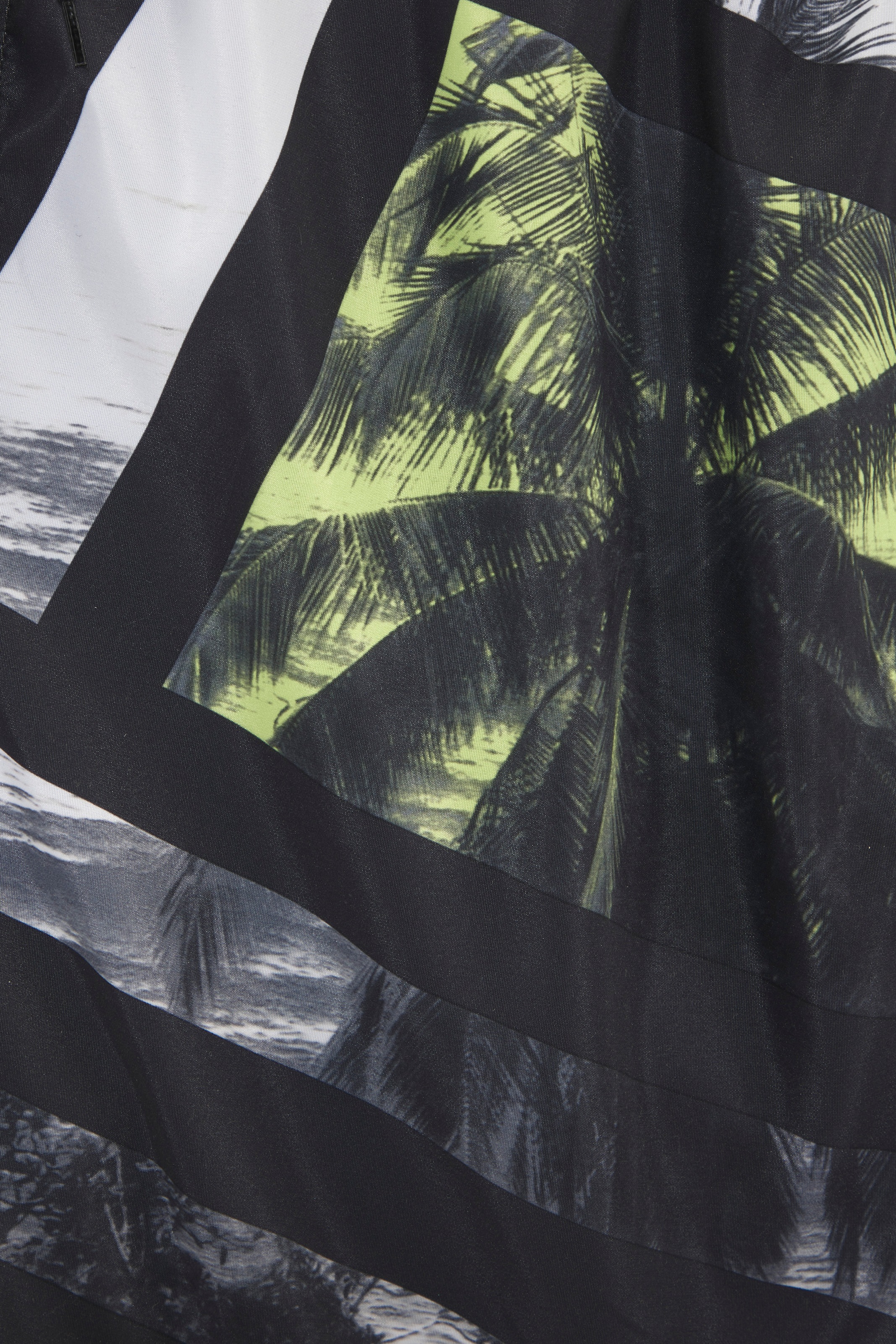 Thumbnail - John Devin Badeshorts mit grafischen Elementen