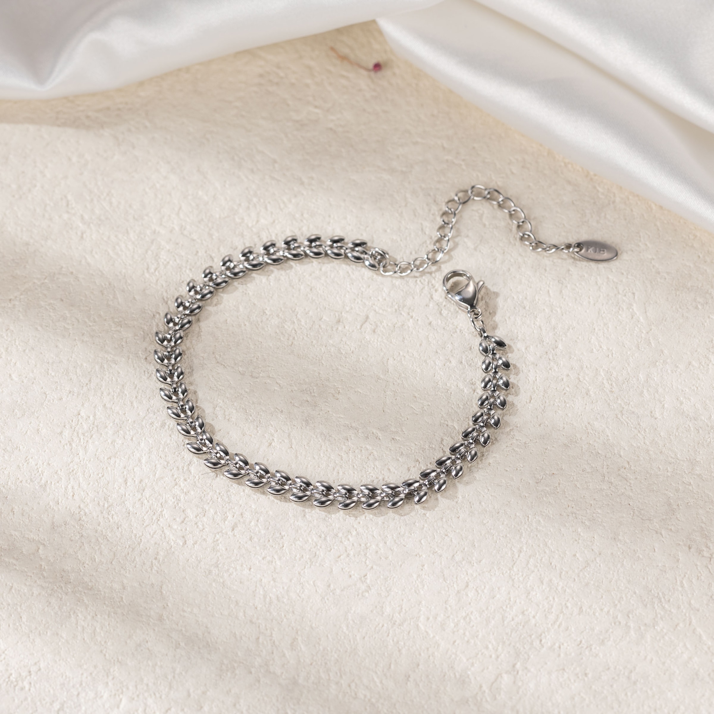 Firetti Armband »Schmuck Geschenk Edelstahl Armschmuck Herzkettengliederung Liebe«