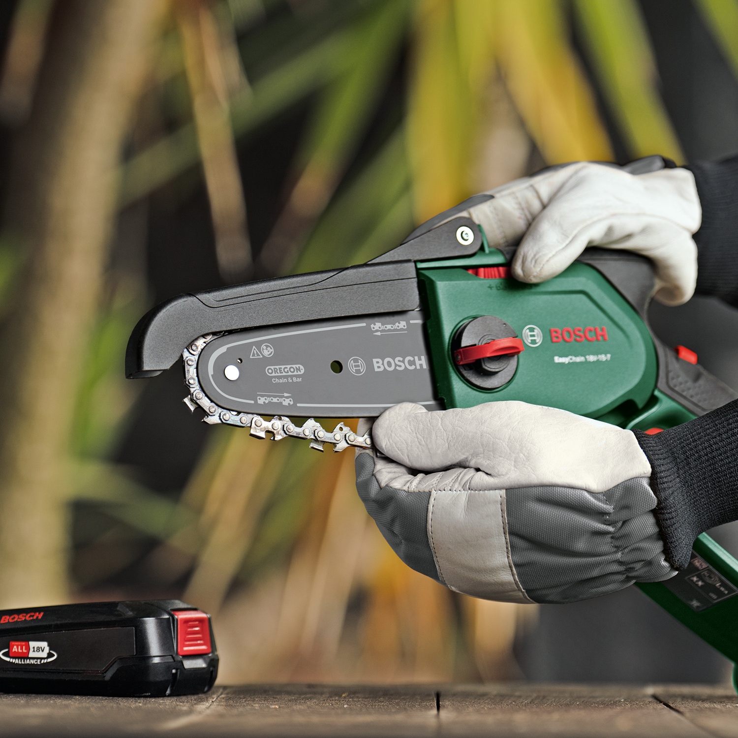 Bosch Home & Garden Akku-Kettensäge »EasyChain 18V-15-7«, inkl. Akku 2,5Ah und Ladegerät AL 18V-20