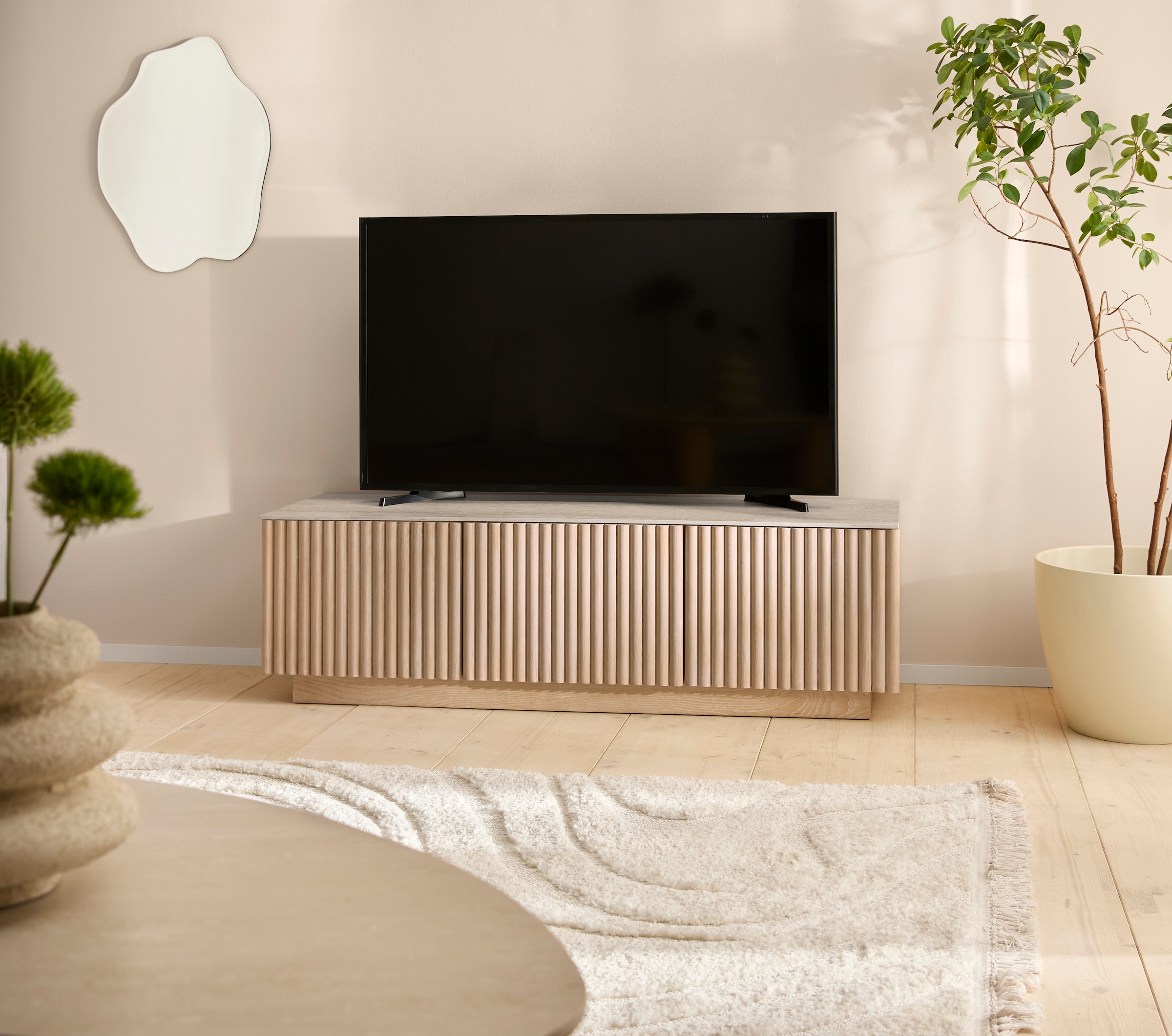 homsy by Ana Johnson TV-Schrank "Solva" Holzoptik aus Esche, geriffelte Front, Keramikplatte, Breite 138 cm