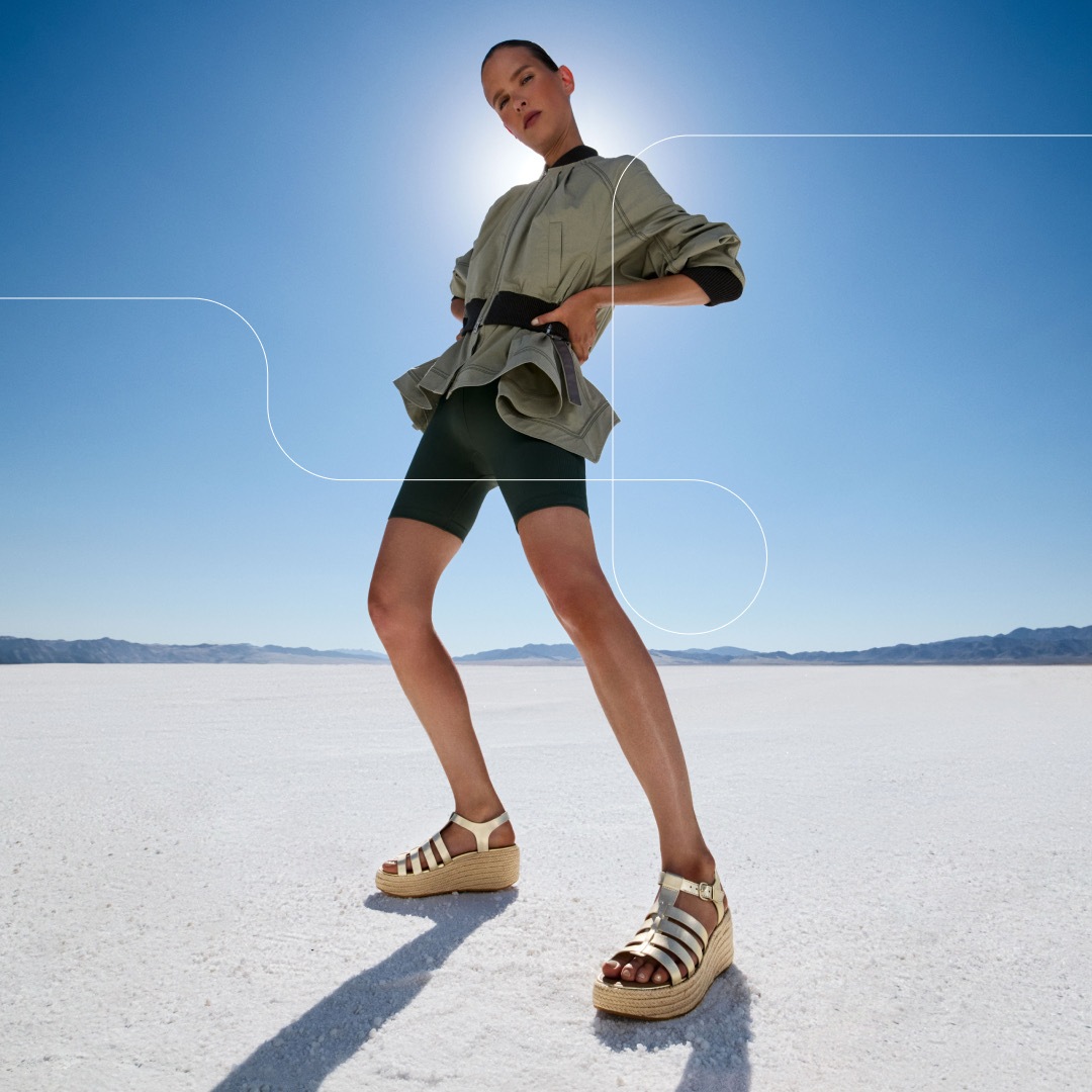 Fitflop Keilsandalette »PLATFFORMS«, Plateau Sandale im schönen Metallic-Look