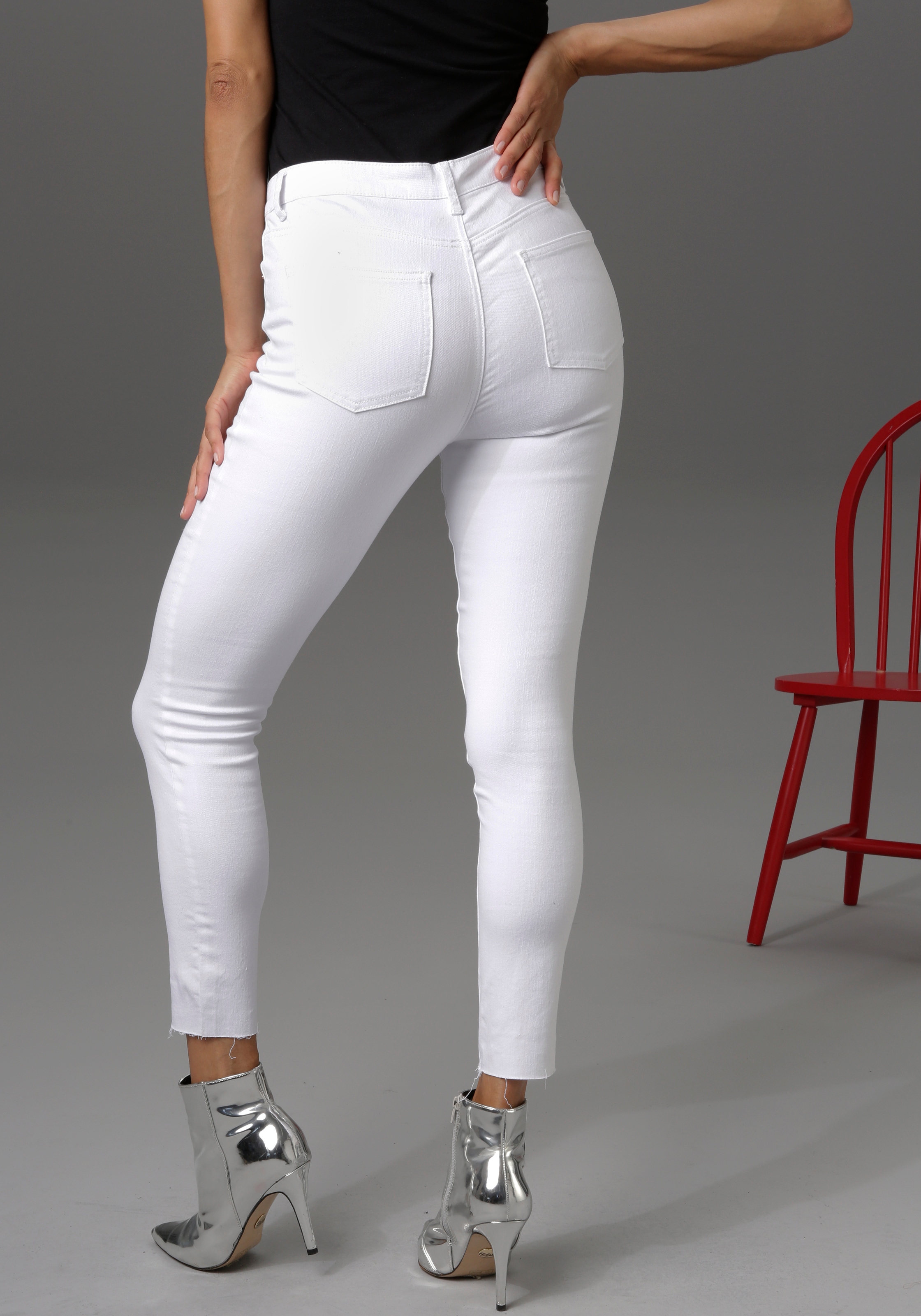 Aniston CASUAL Skinny-fit-Jeans, regular waist - mit ausgefransten Beinabschluss