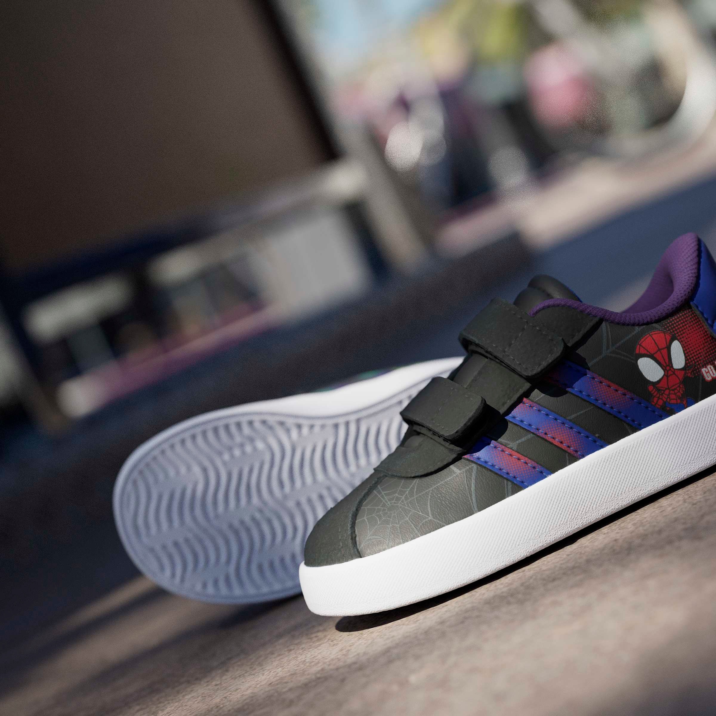 adidas Sportswear Sneaker »ADIDAS MARVEL SPIDER-MAN VL COURT 3.0 KIDS«  Design auf den Spuren des adidas Samba, für Kinder