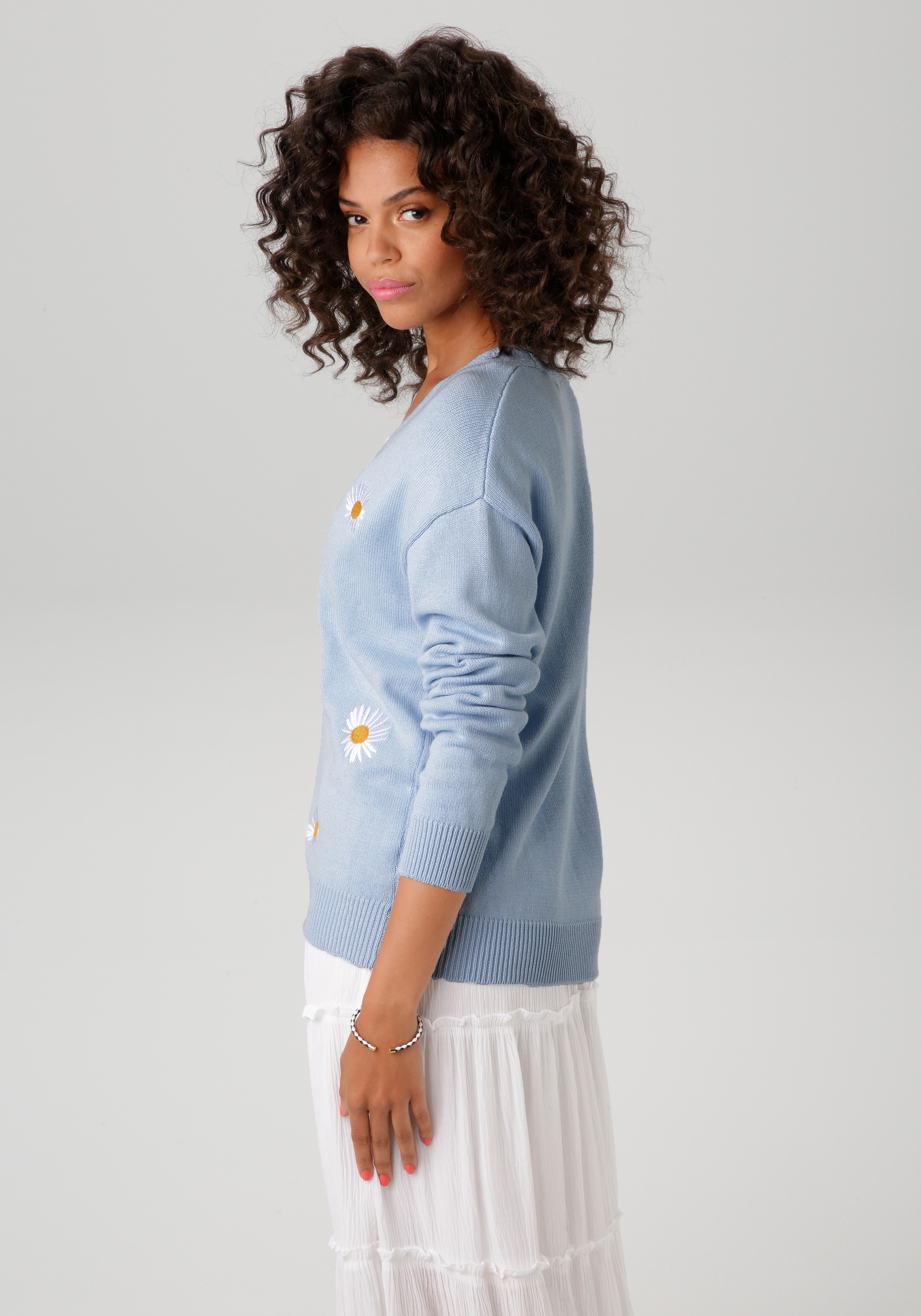 Aniston CASUAL Strickjacke, mit aufgestickten Margeriten verziert günstig online kaufen