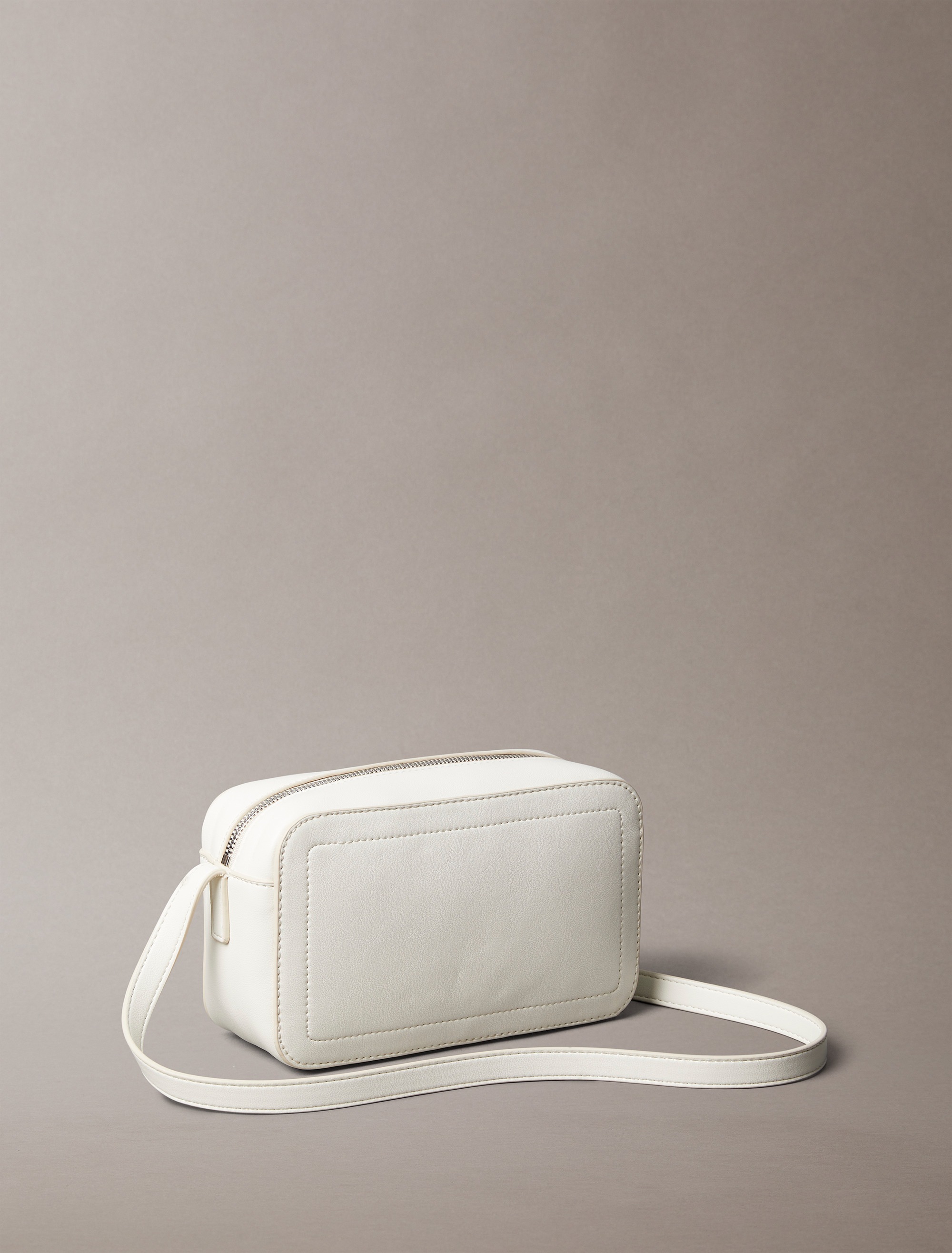 Calvin Klein Mini Bag "RAISED CK CAMERA BAG", kleine Damen-Umhängetasche, S günstig online kaufen