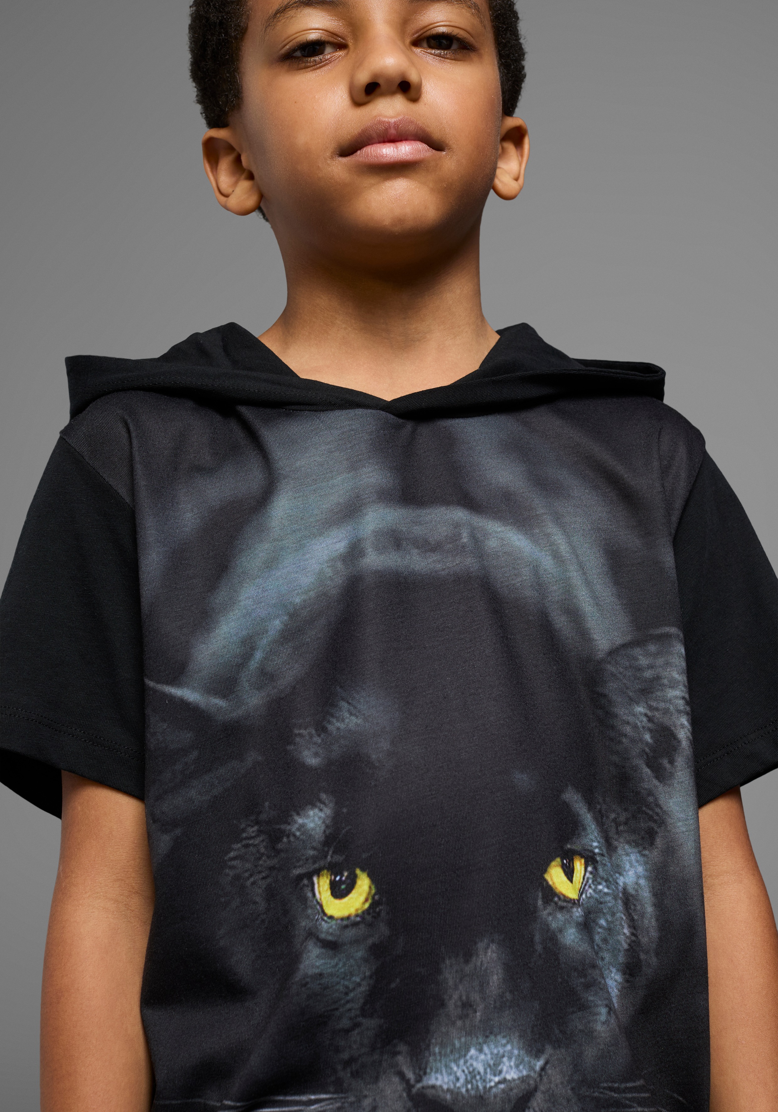 Thumbnail - KIDSWORLD T-Shirt ", Kapuzen-T-Shirt mit Fotoprint: PANTHER" Kurzarm, modische Passform, mit stylischem Druck