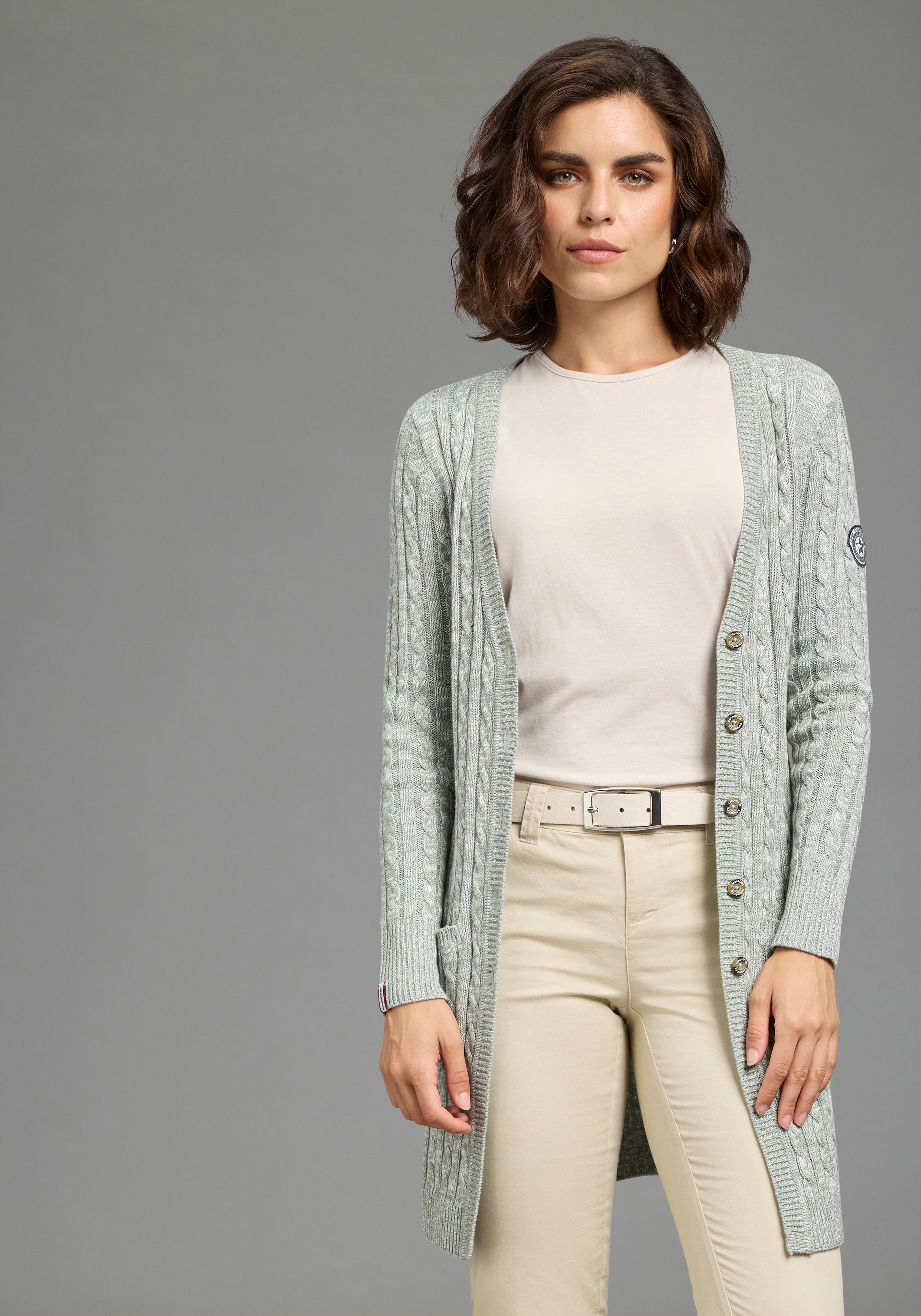 KangaROOS Longstrickjacke mit Knöpfen, po-bedeckende Länge, figurbetonte Passform