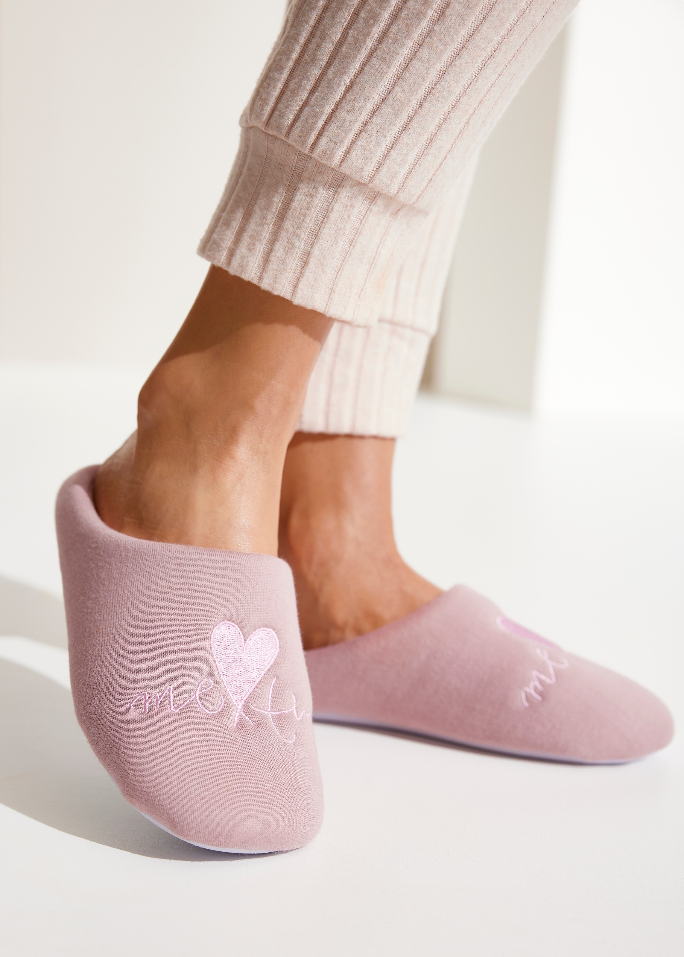 Vivance Hausschuh "Pantolette, Pantoffel, Clog," mit verspieltem Schriftzug günstig online kaufen