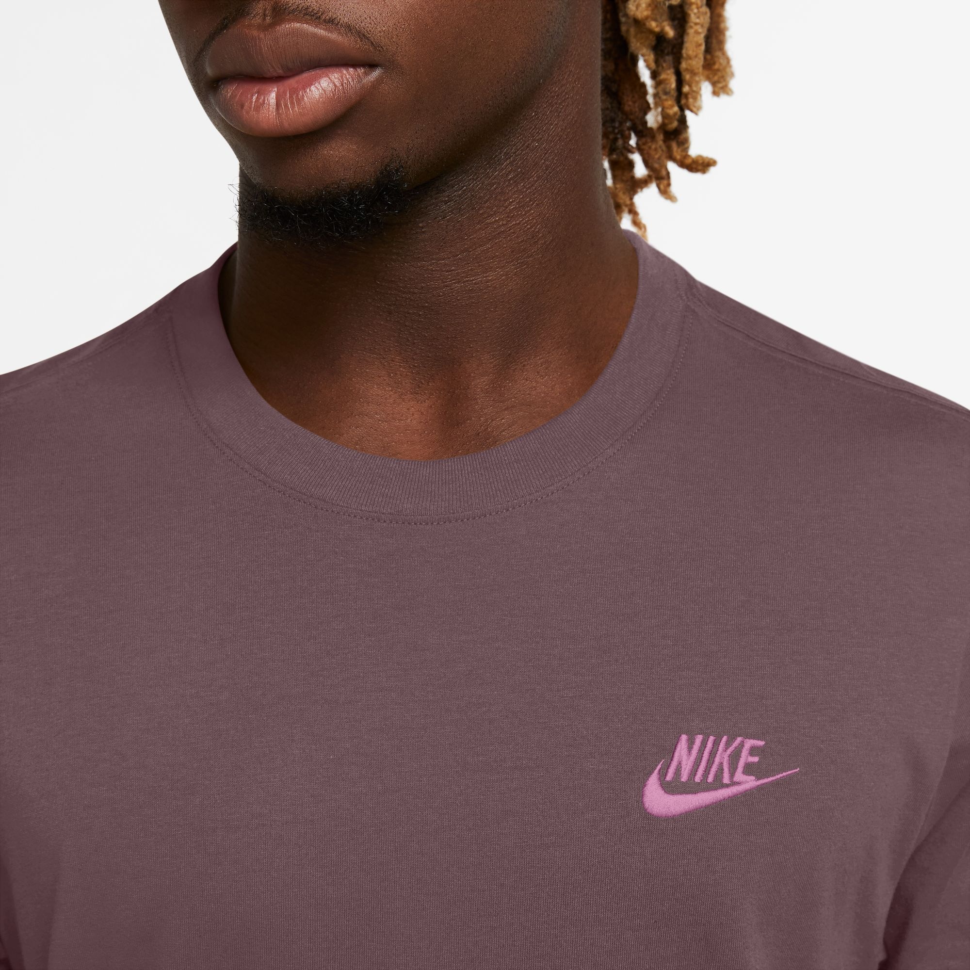 Nike Sportswear T-Shirt »M NSW CLUB TEE« mit Logostickerei auf der Brust, aus Jersey-Material, Regular Fit