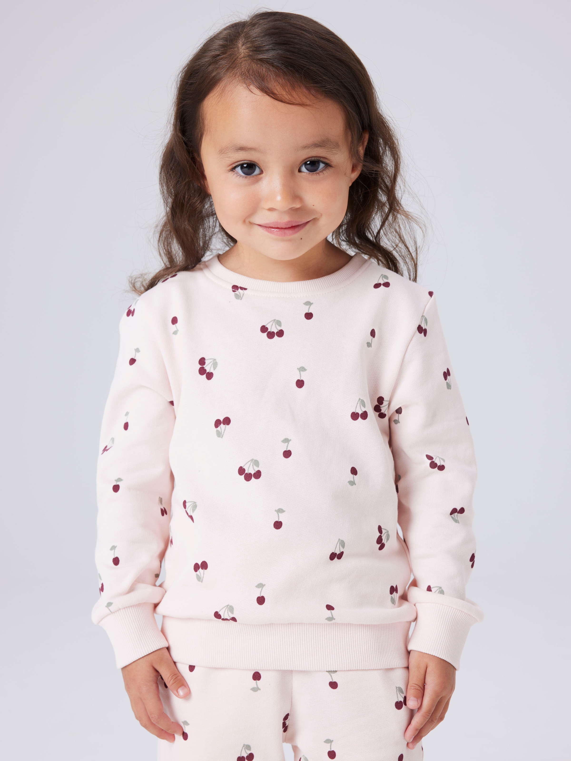 Sweatshirt NAME IT "NMFVALBA – Sweater mit Herzchen-Alloverdruck und Rippbündchen", Mädchen, Gr. 92, crystal pink, Sweatware, Obermaterial: 100% Baumwolle, bedruckt, normal normal, Rundhals, Rippbündchen, Sweatshirts Sweatshirt, bedruckt, casual, regular  2