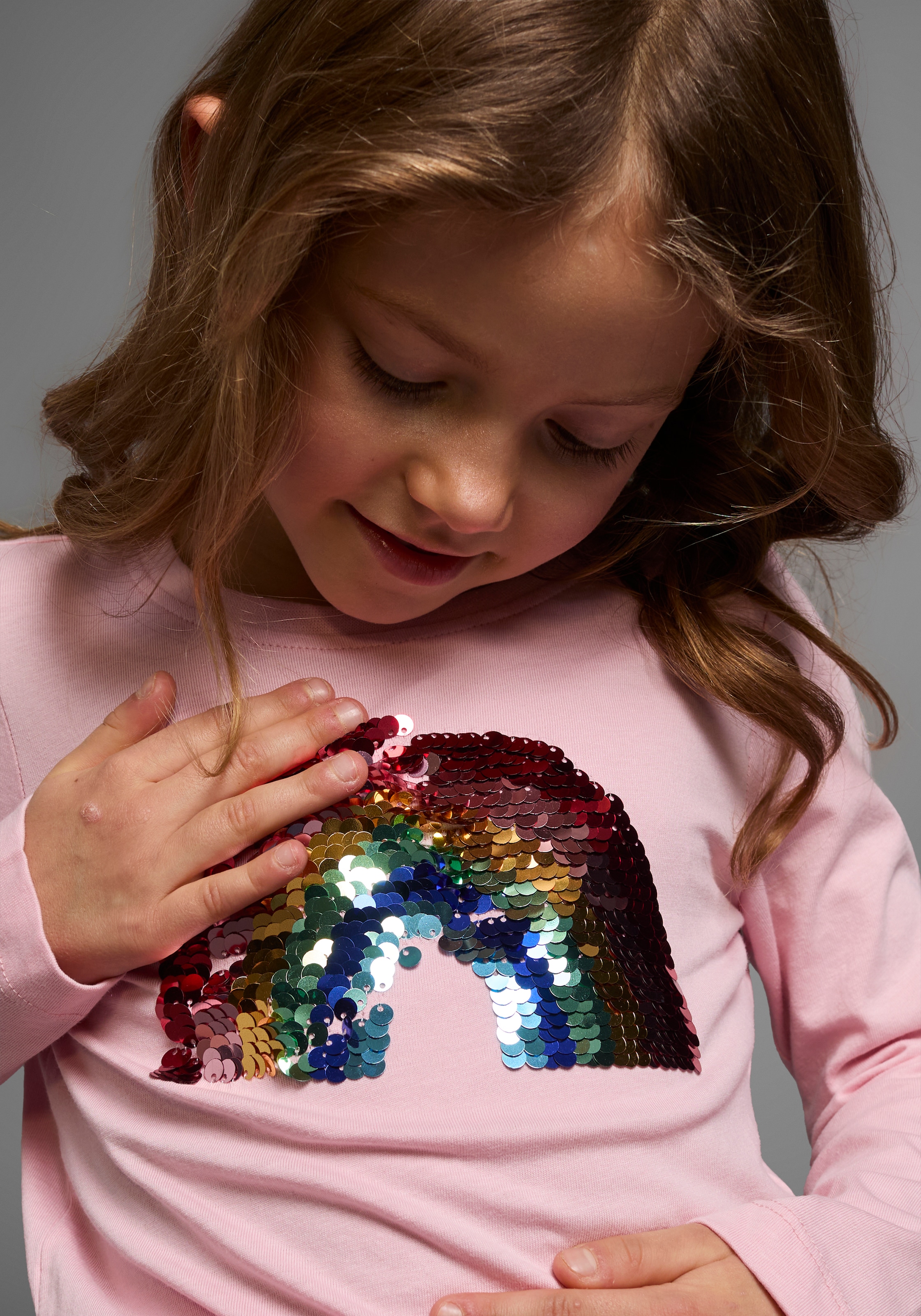 KIDSWORLD Langarmshirt »Regenbogen«, Langarm, Basic-Passform, mit schimmernden Pailletten-Applikationen
