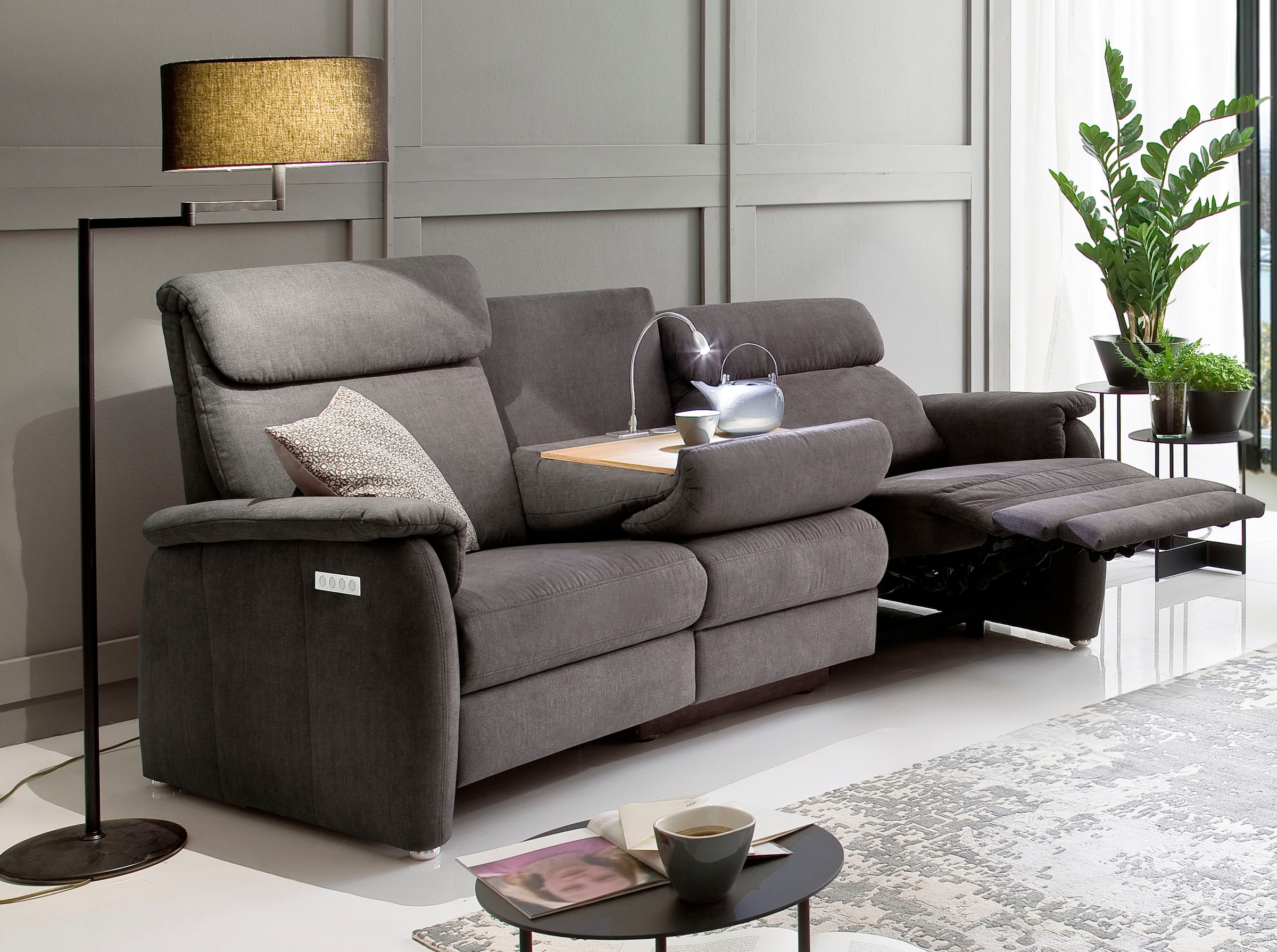 Home affaire Sofa »Turin«, mit motorischer Relaxfunktion, Tisch, Leuchte + USB-Ladestation