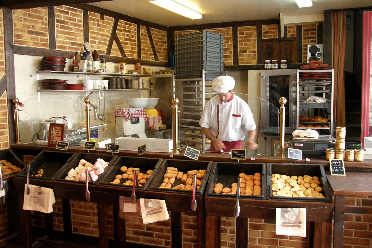 Papermoon Fototapete »BÄCKEREI-STEINWAND ZIEGELWAND HOLZ STRUKTUR BISTRO DEKO«