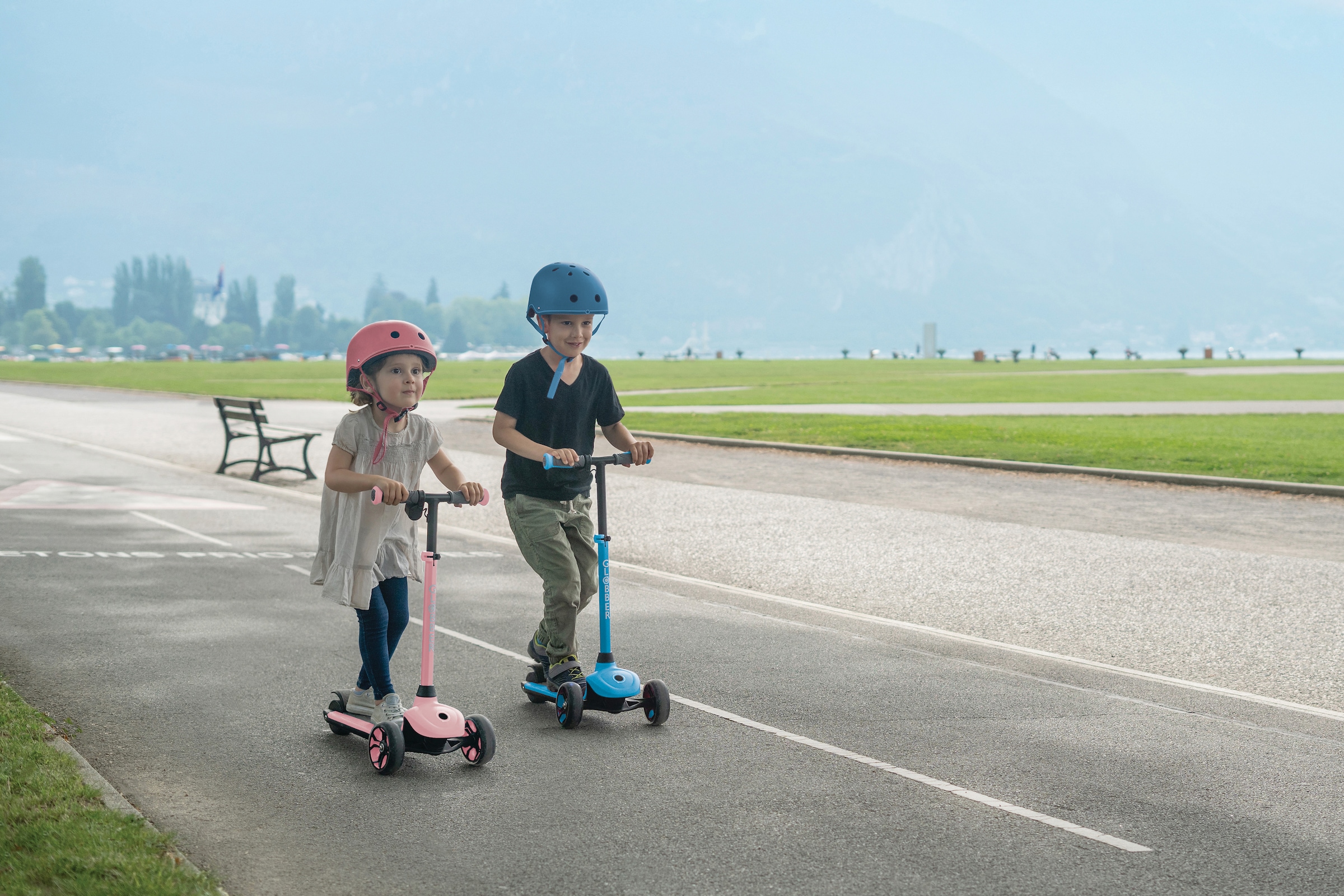 Globber E-Scooter »ONE K E-MOTION 4 PLUS, mit Leuchtrollen« 10 km/h