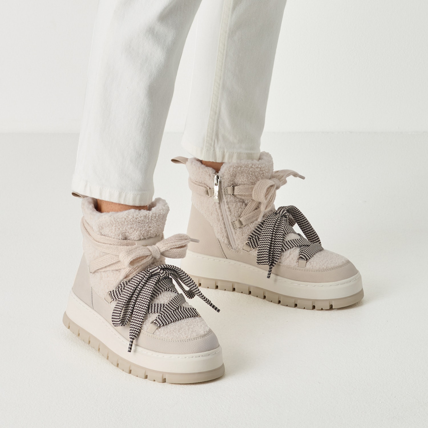 Tamaris Winterboots  Keilabsatz, Winterstiefelette mit unterschiedlichen Schnürsenkeln