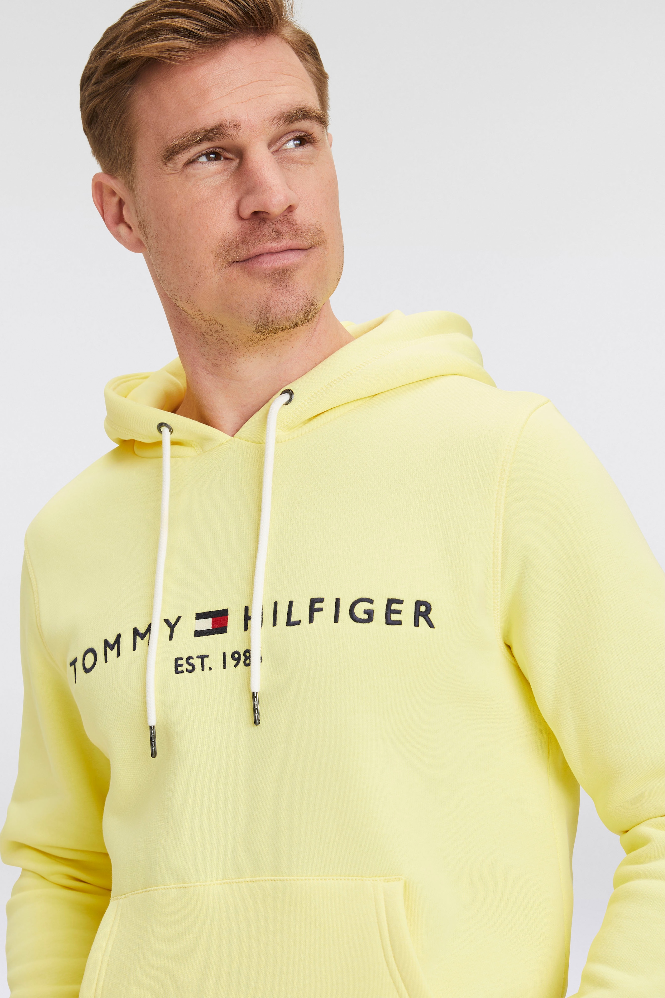 Tommy Hilfiger Kapuzensweatshirt »TOMMY LOGO HOODY«, mit Kapuze und Kängurutasche